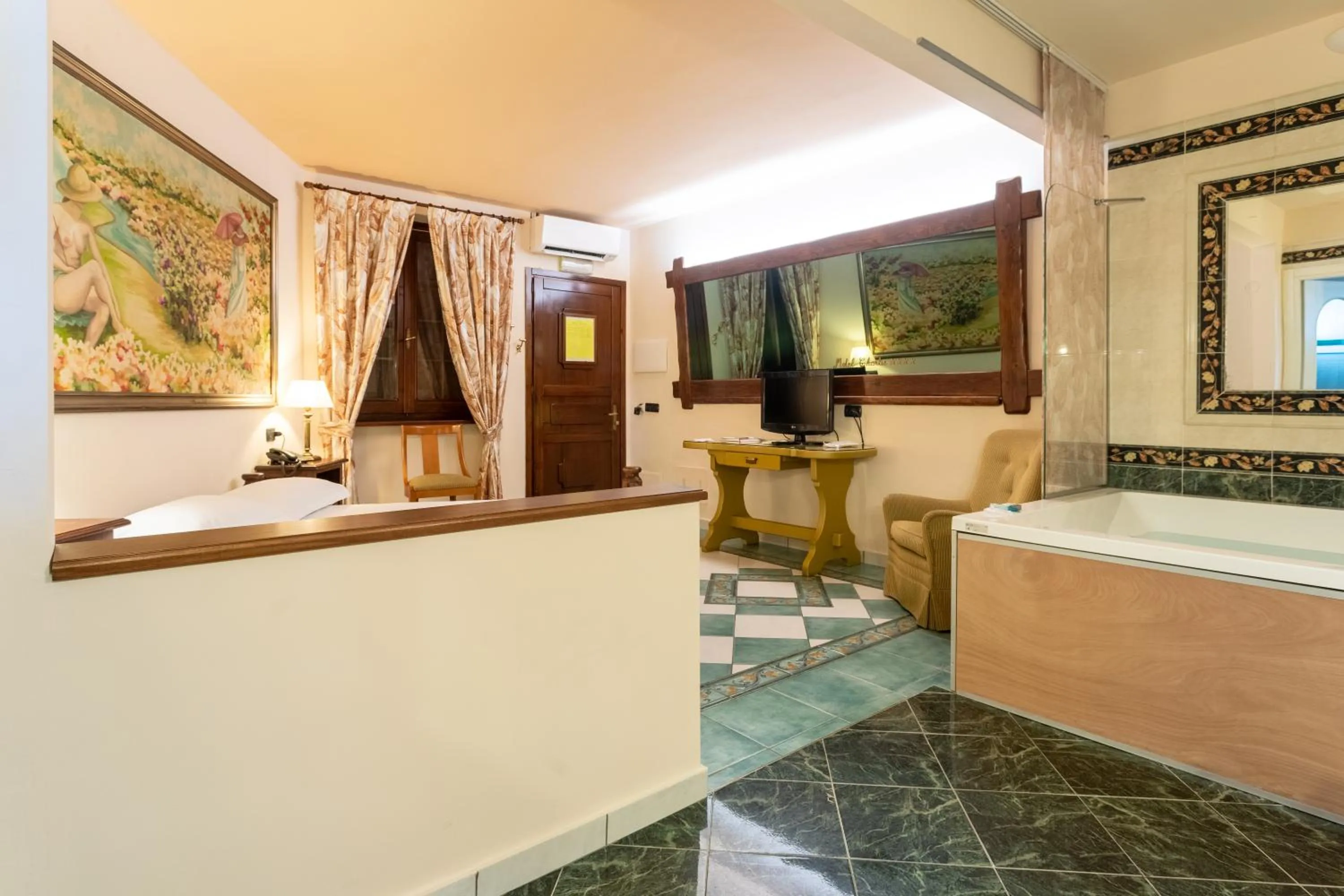 Bed in Motel Hotel Charlie