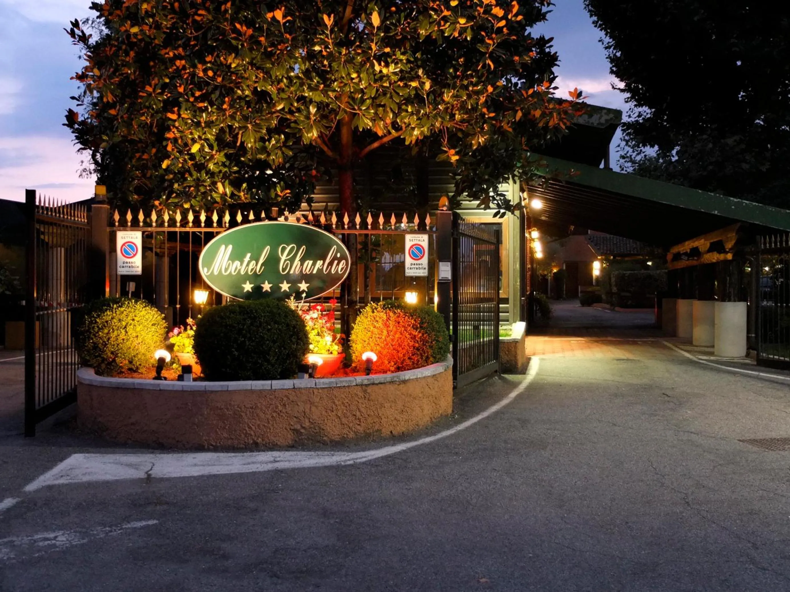 Night in Motel Hotel Charlie