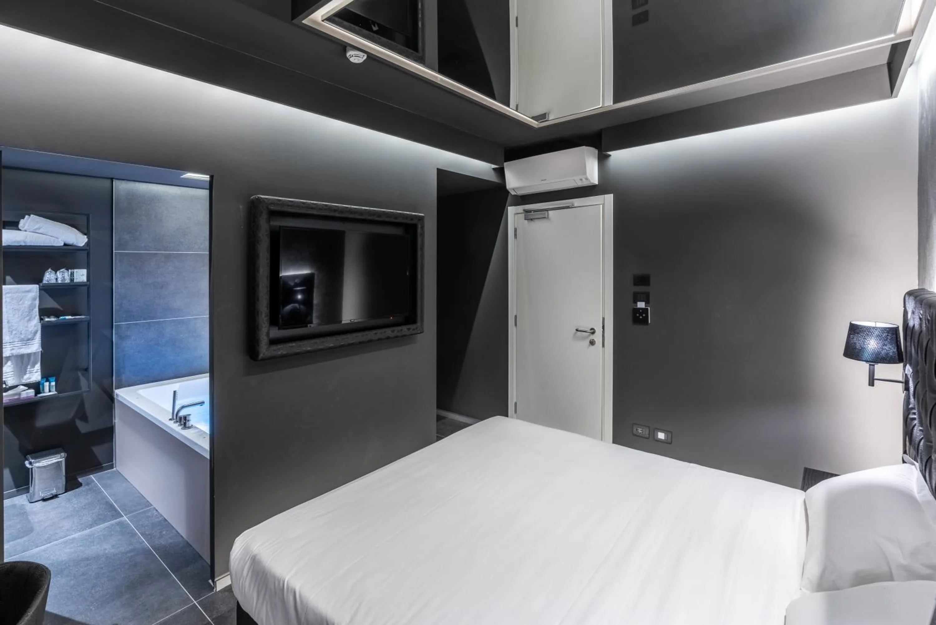 Bed in Motel Hotel Charlie