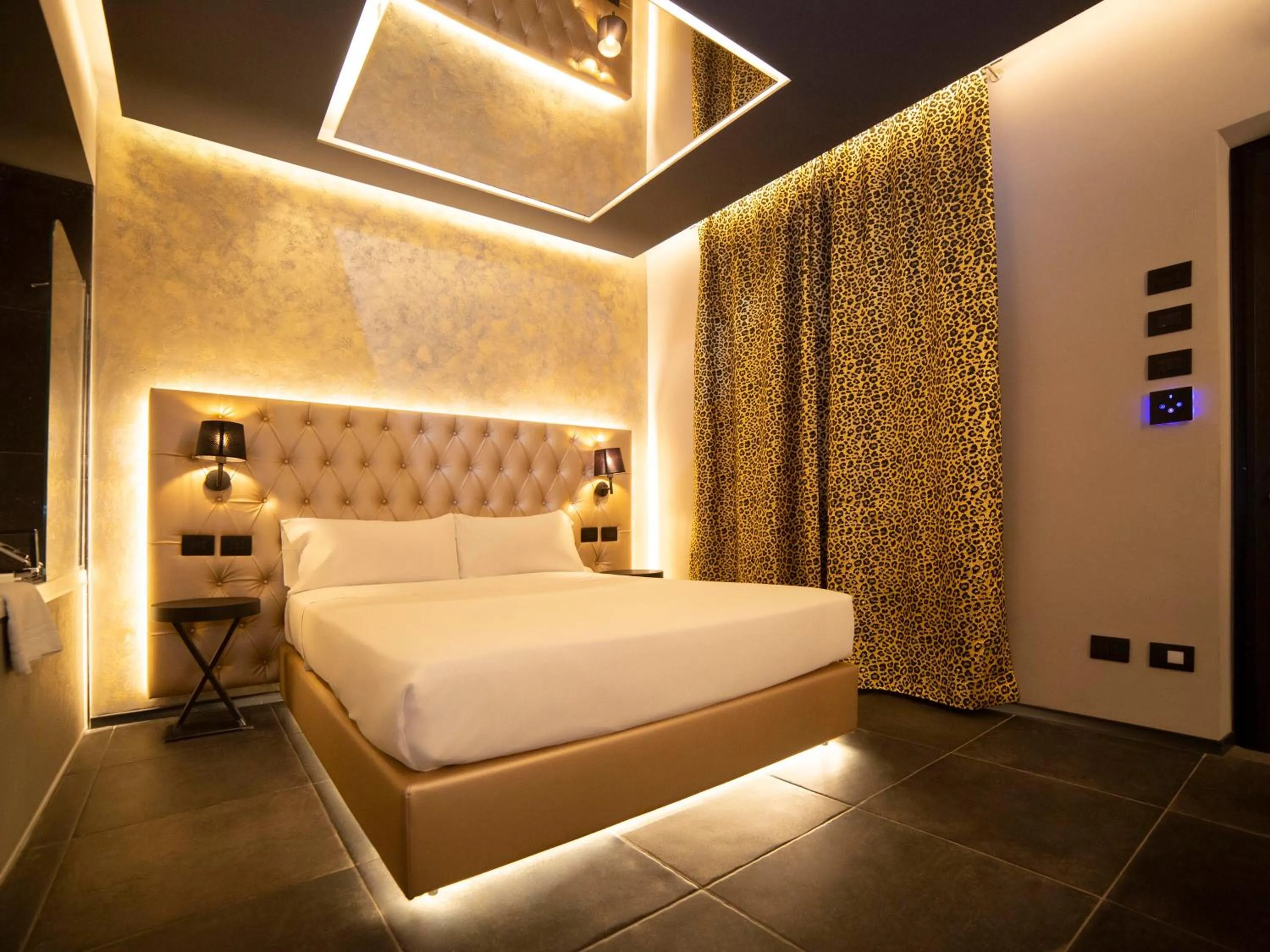 Bed in Motel Hotel Charlie