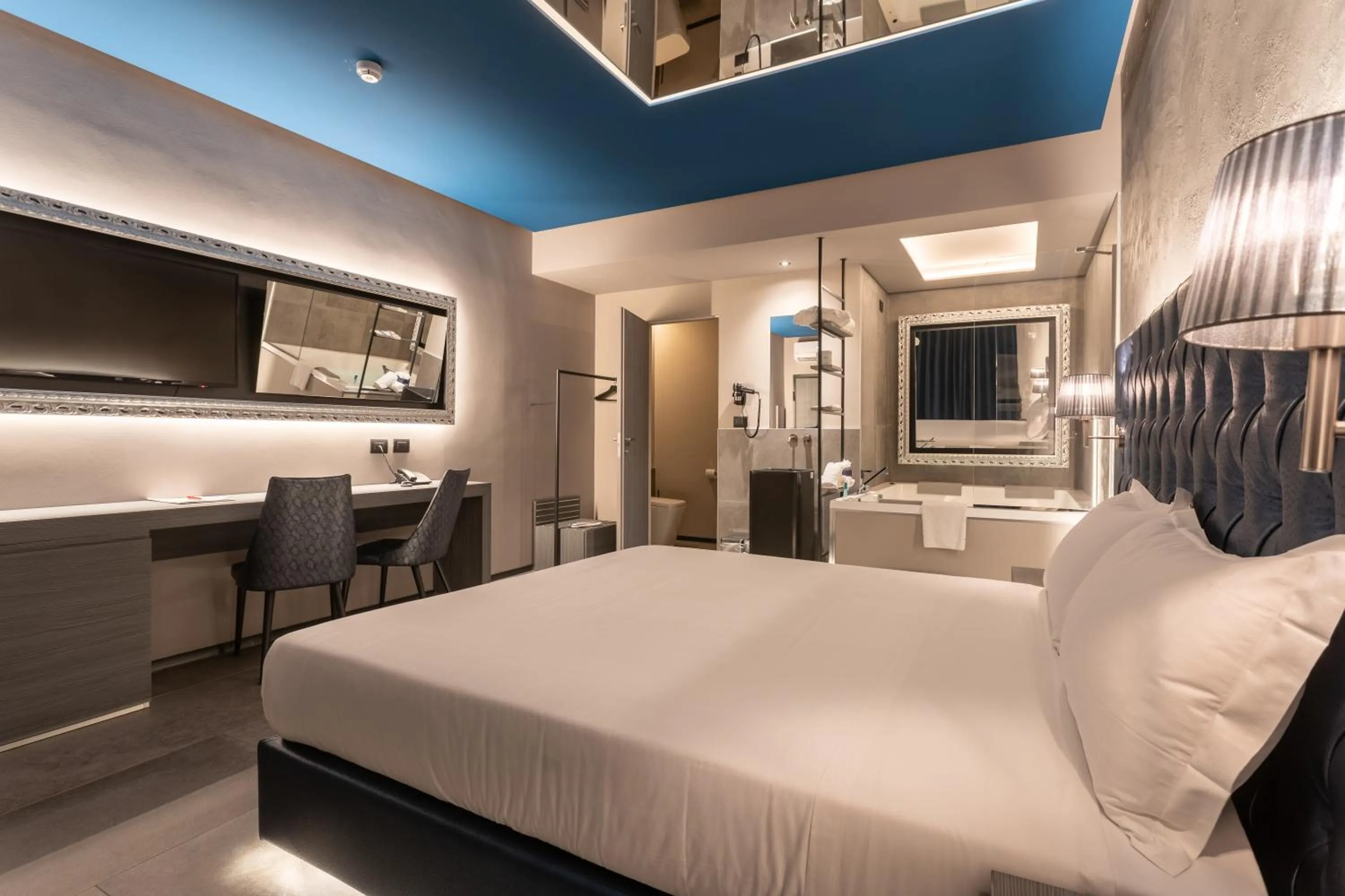 Bed in Motel Hotel Charlie