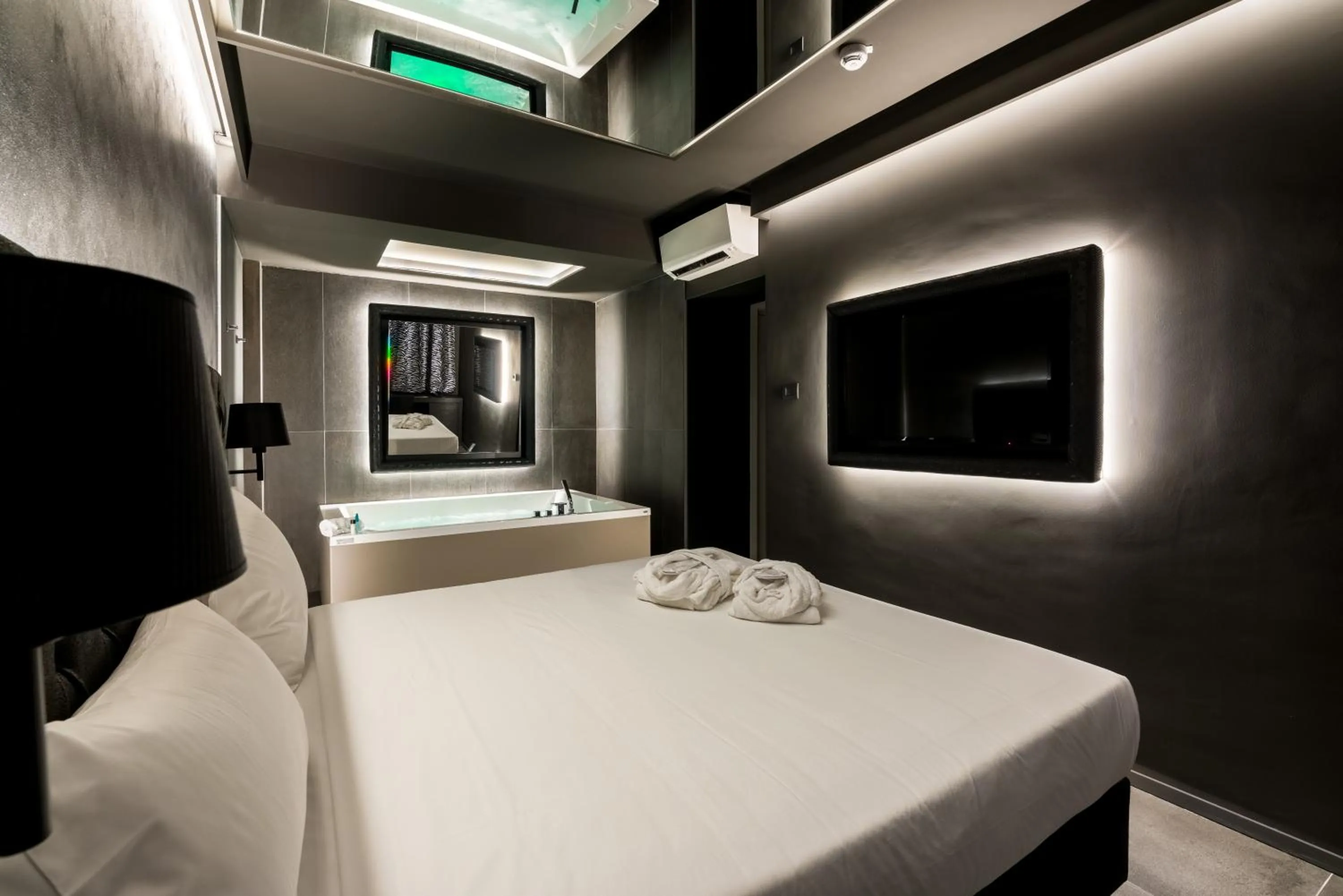 Bed in Motel Hotel Charlie