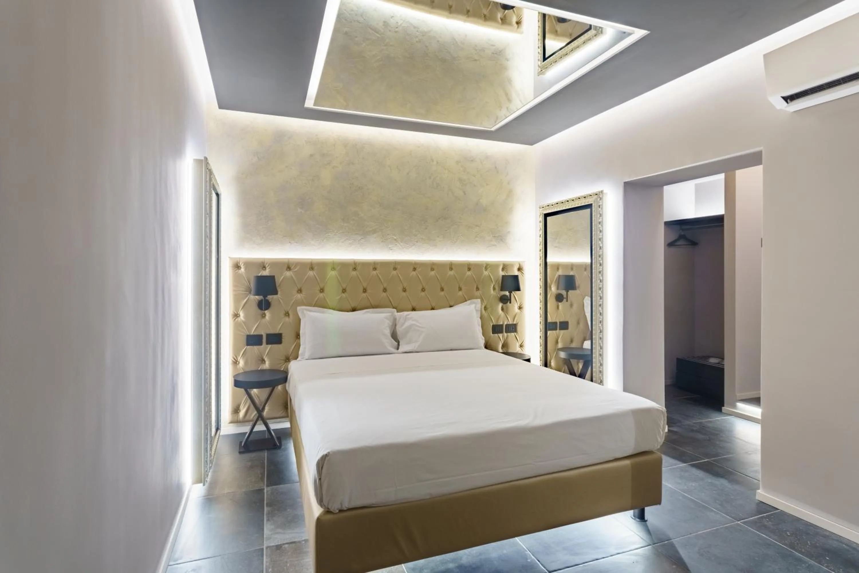 Bed in Motel Hotel Charlie