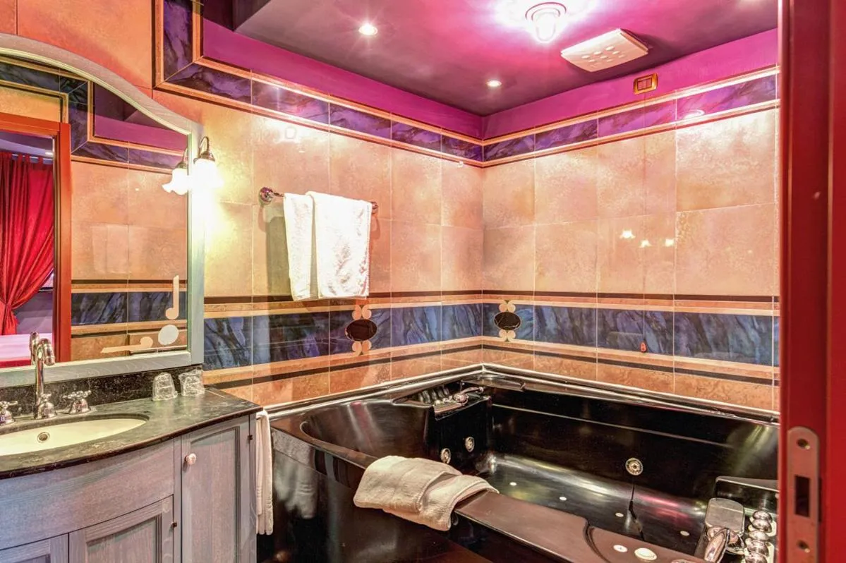 Hot Tub in Motel Hotel Charlie