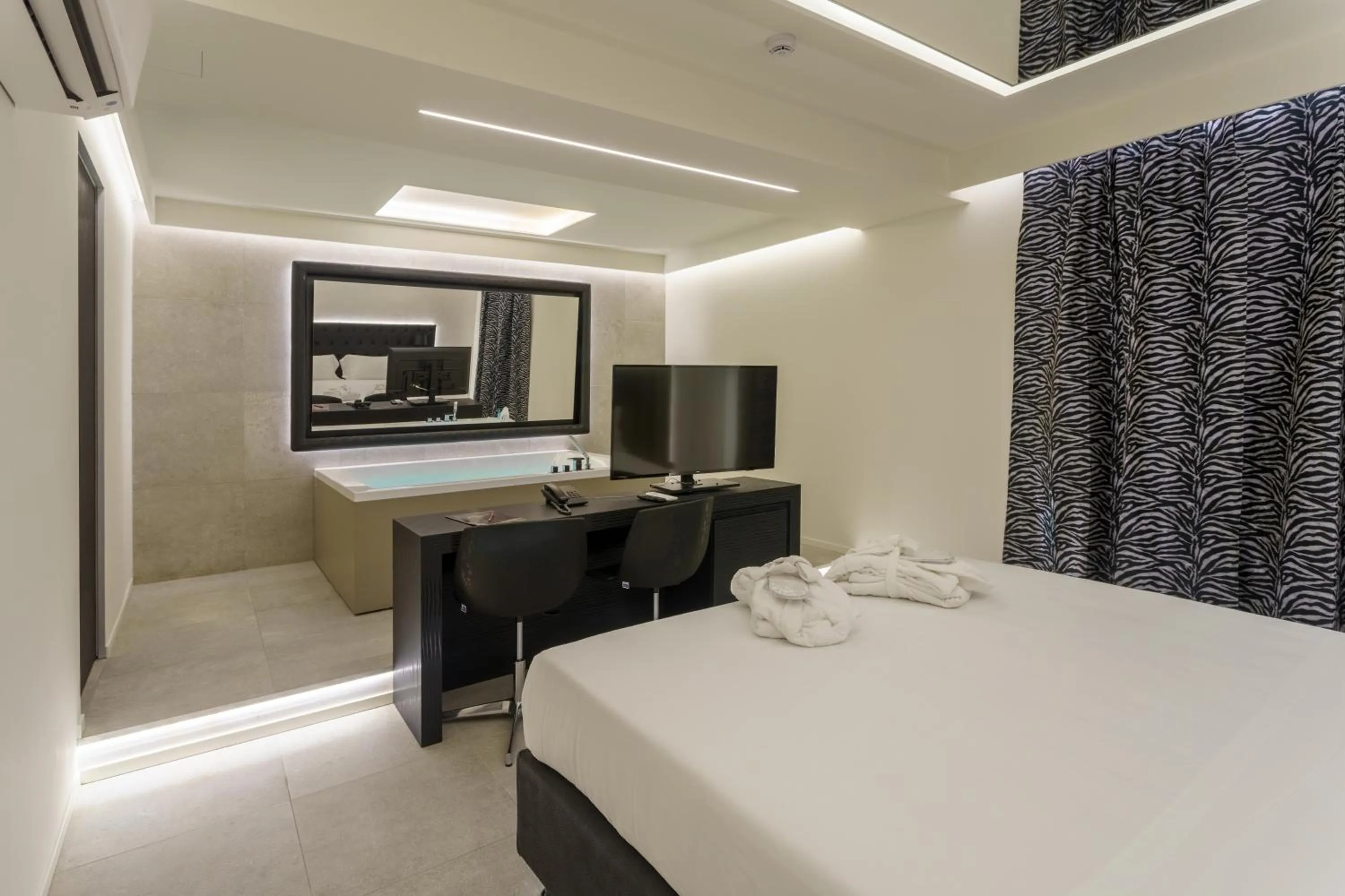 Bed in Motel Hotel Charlie