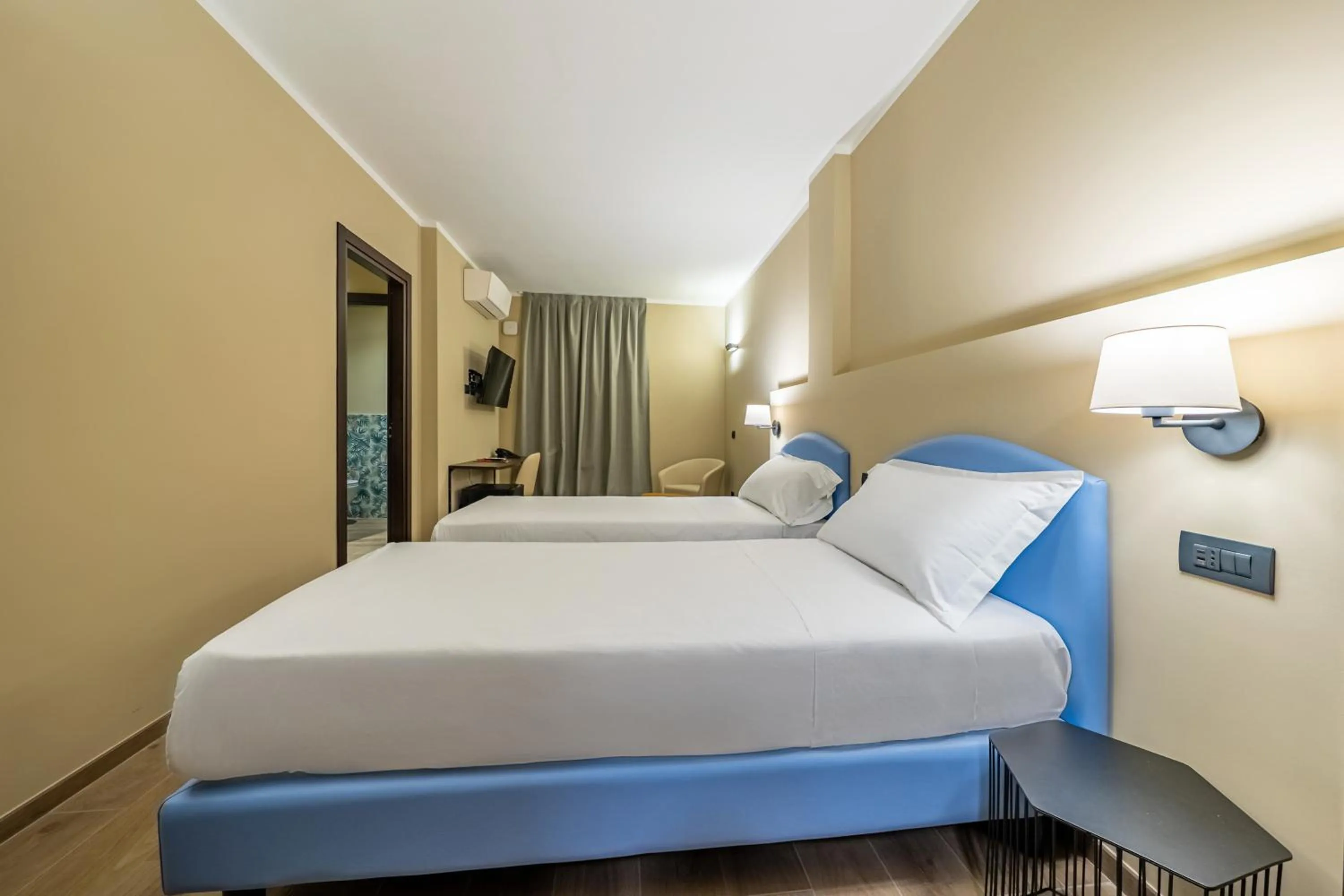 Bed in Motel Hotel Charlie