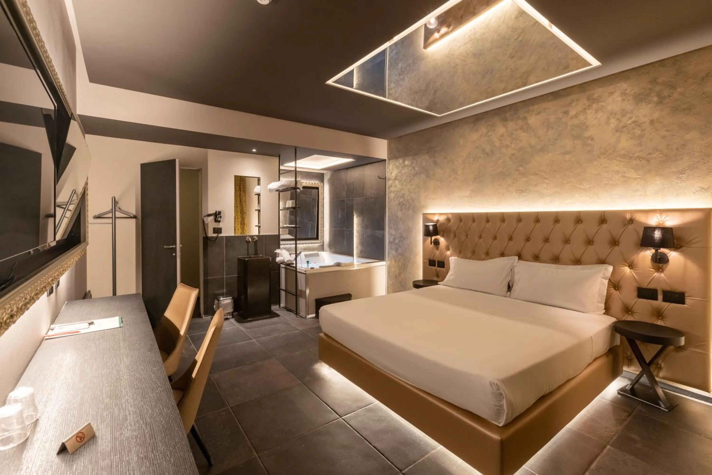 Bed in Motel Hotel Charlie