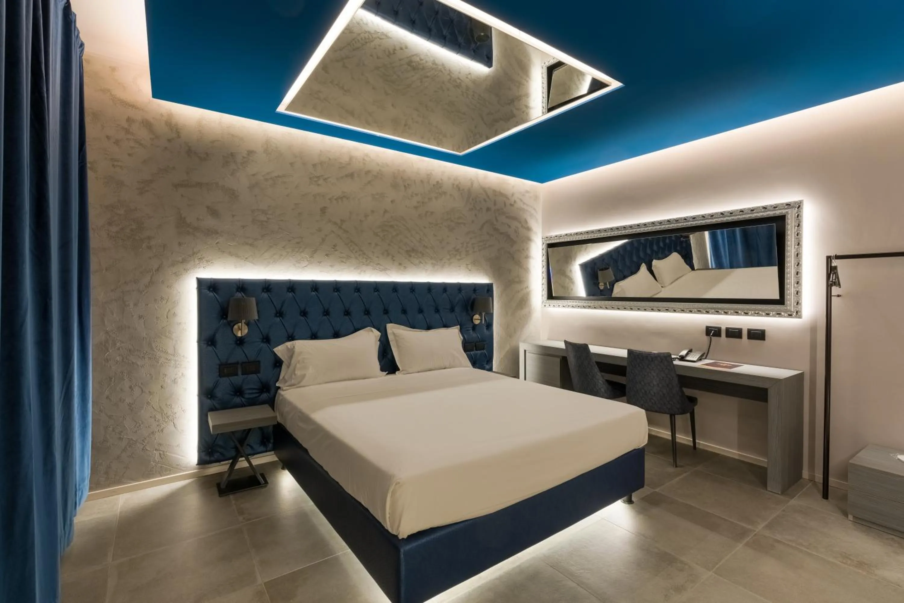 Bed in Motel Hotel Charlie