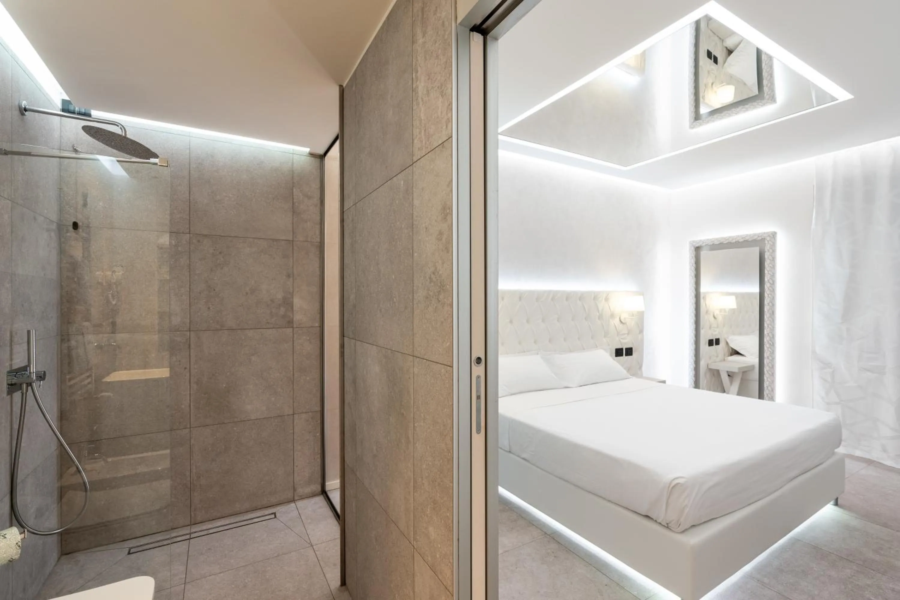 Shower in Motel Hotel Charlie