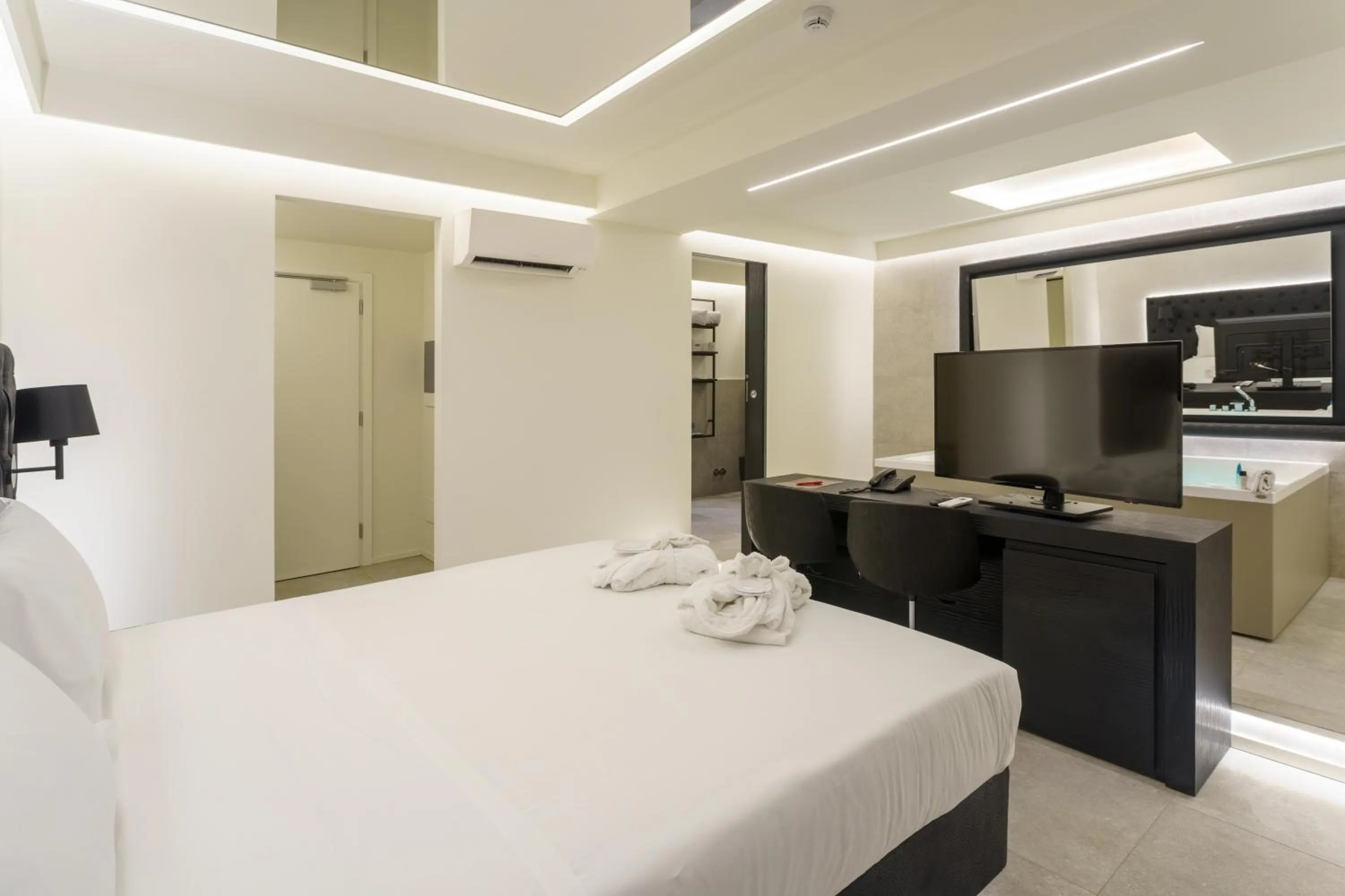 Bed in Motel Hotel Charlie