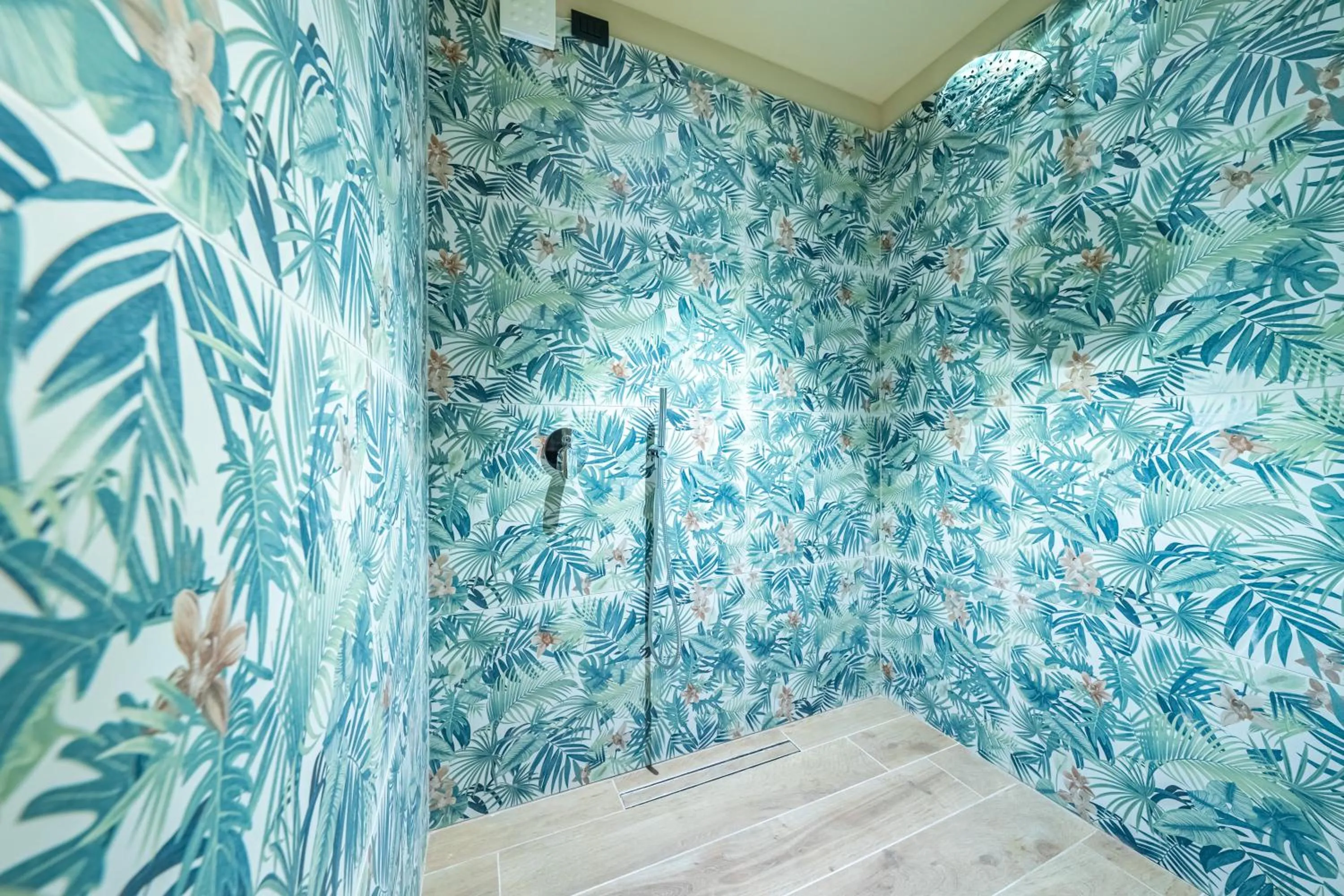 Shower in Motel Hotel Charlie