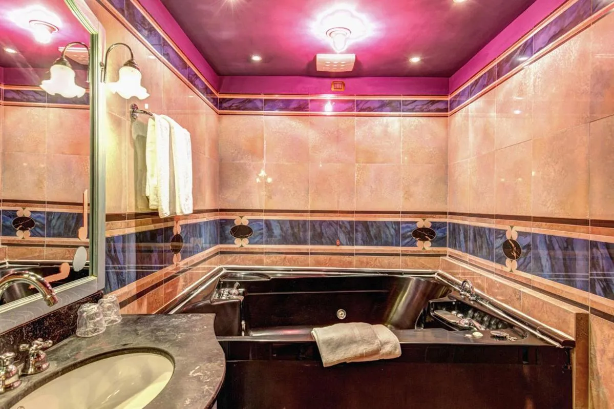 Hot Tub in Motel Hotel Charlie