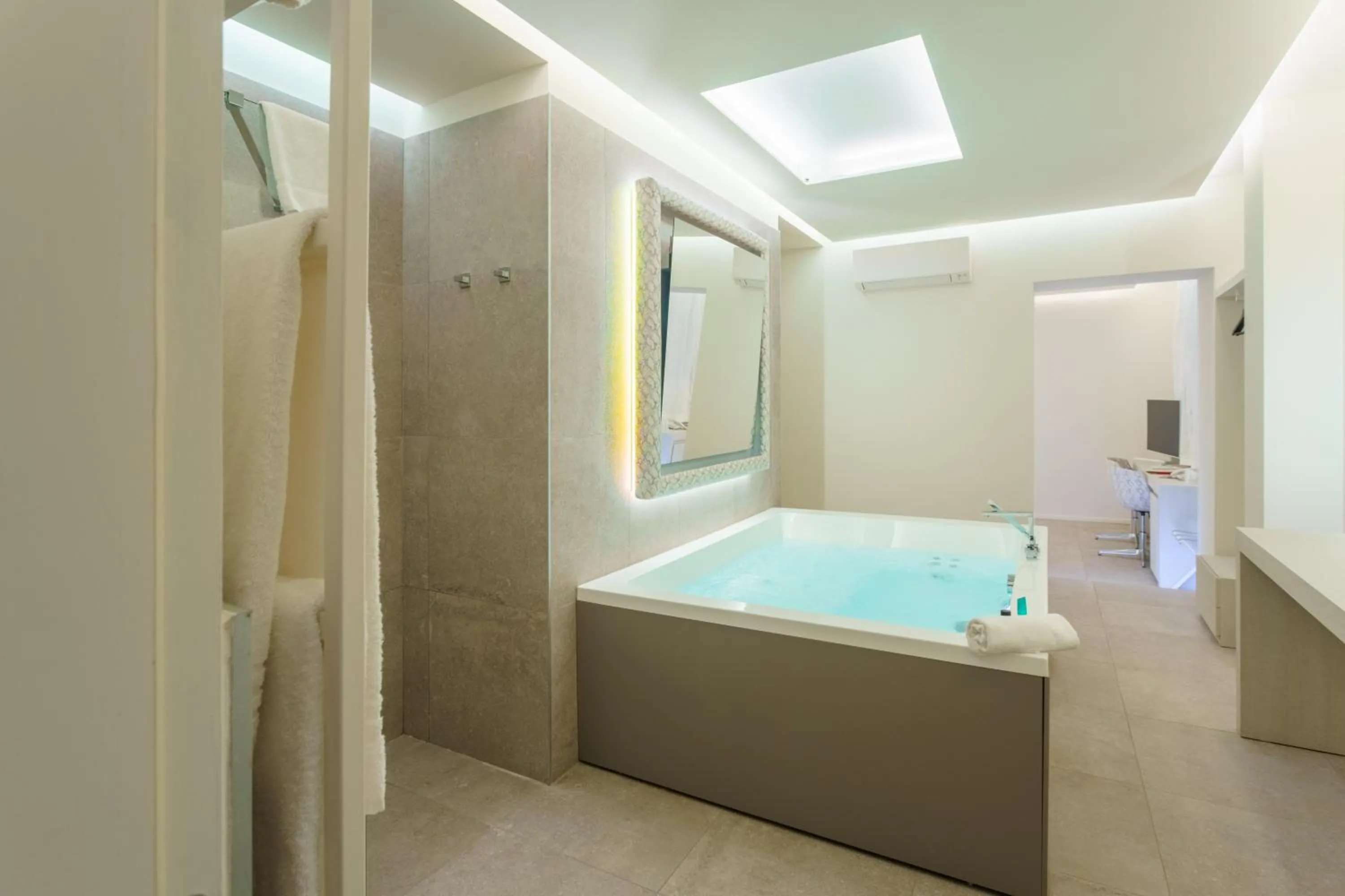 Hot Tub in Motel Hotel Charlie