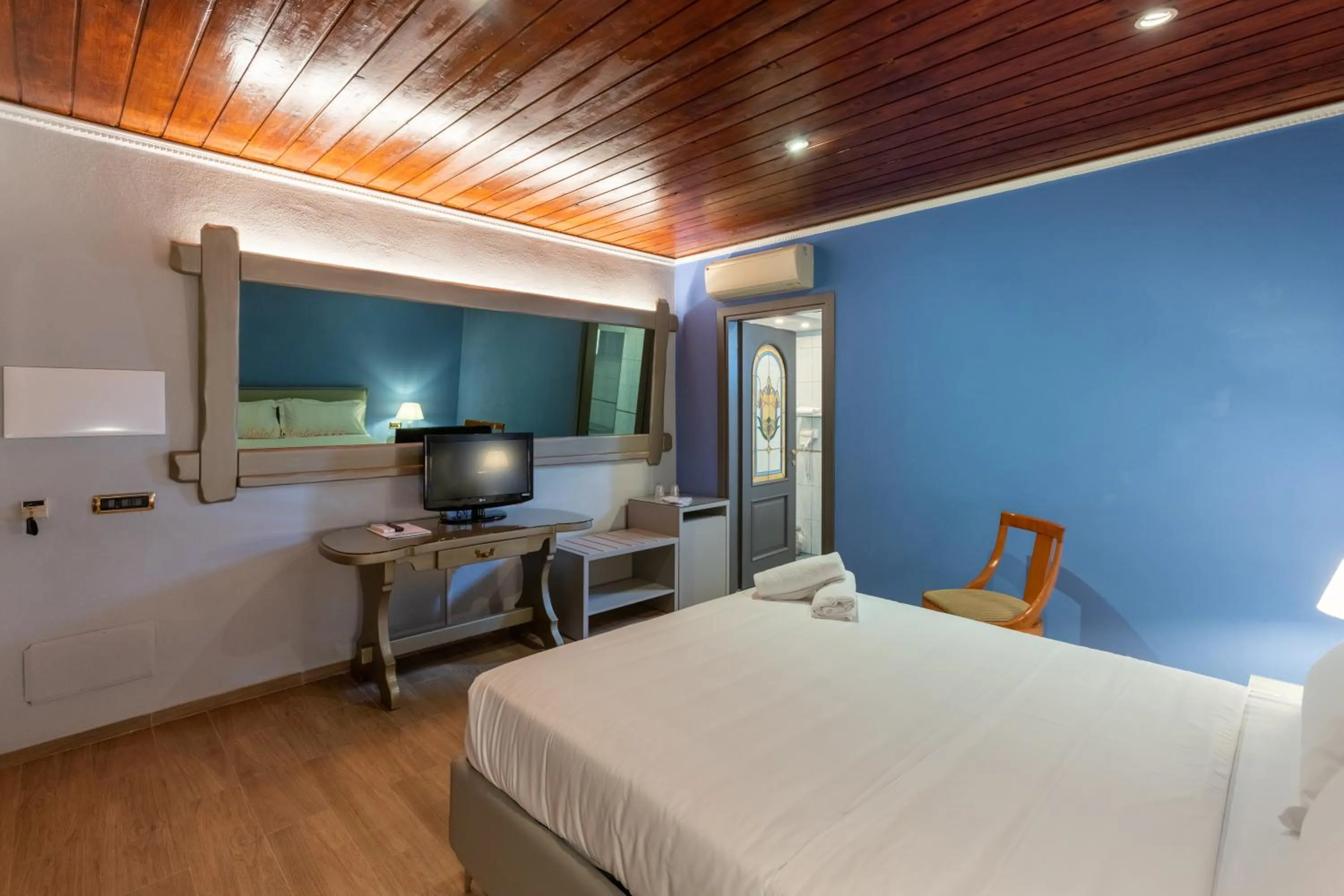 Bed in Motel Hotel Charlie