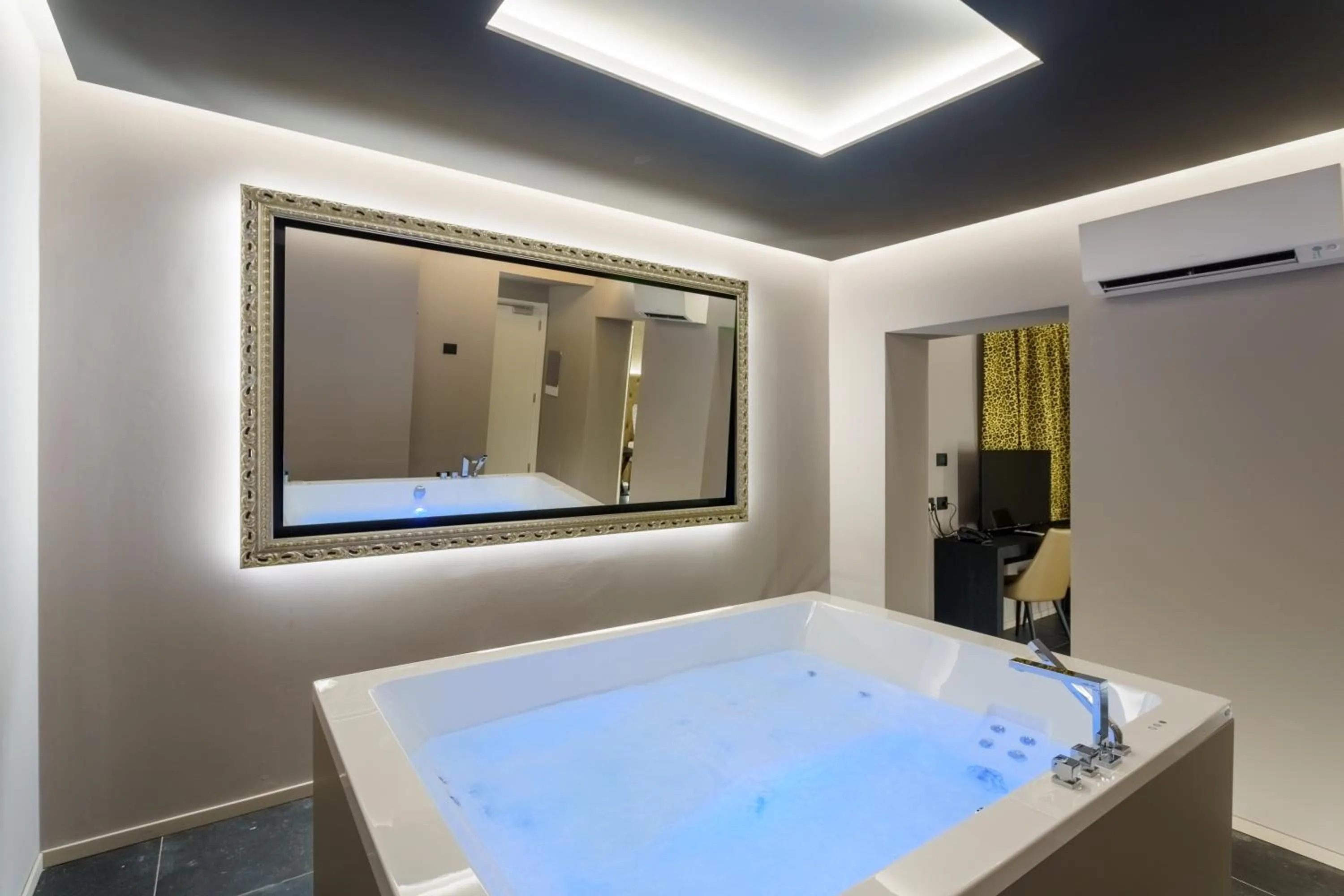 Hot Tub in Motel Hotel Charlie