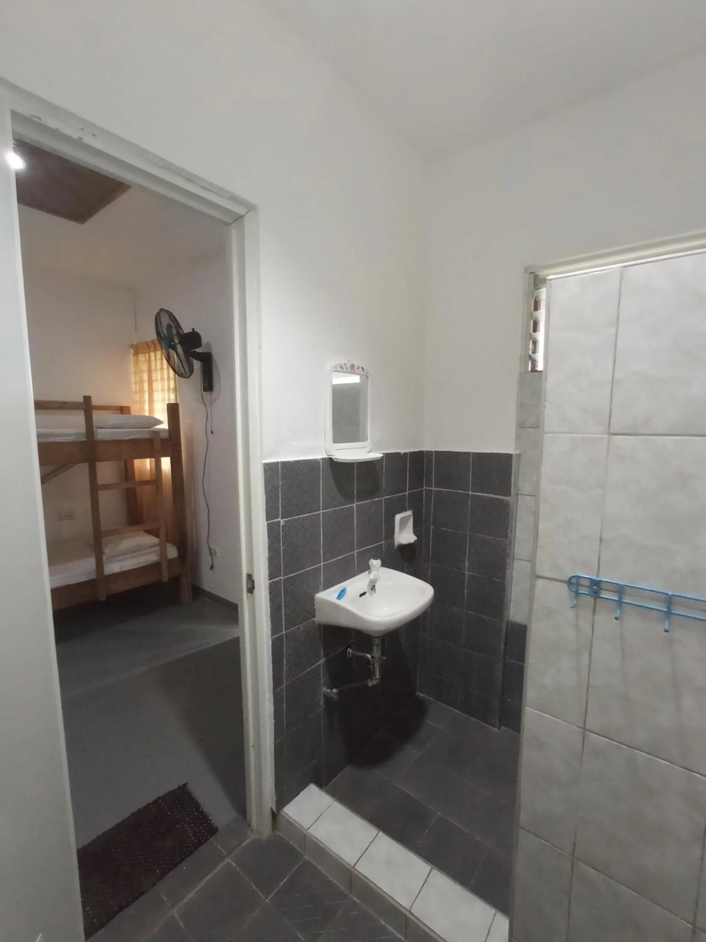 Bathroom in Tori's Backpacker's Paradise