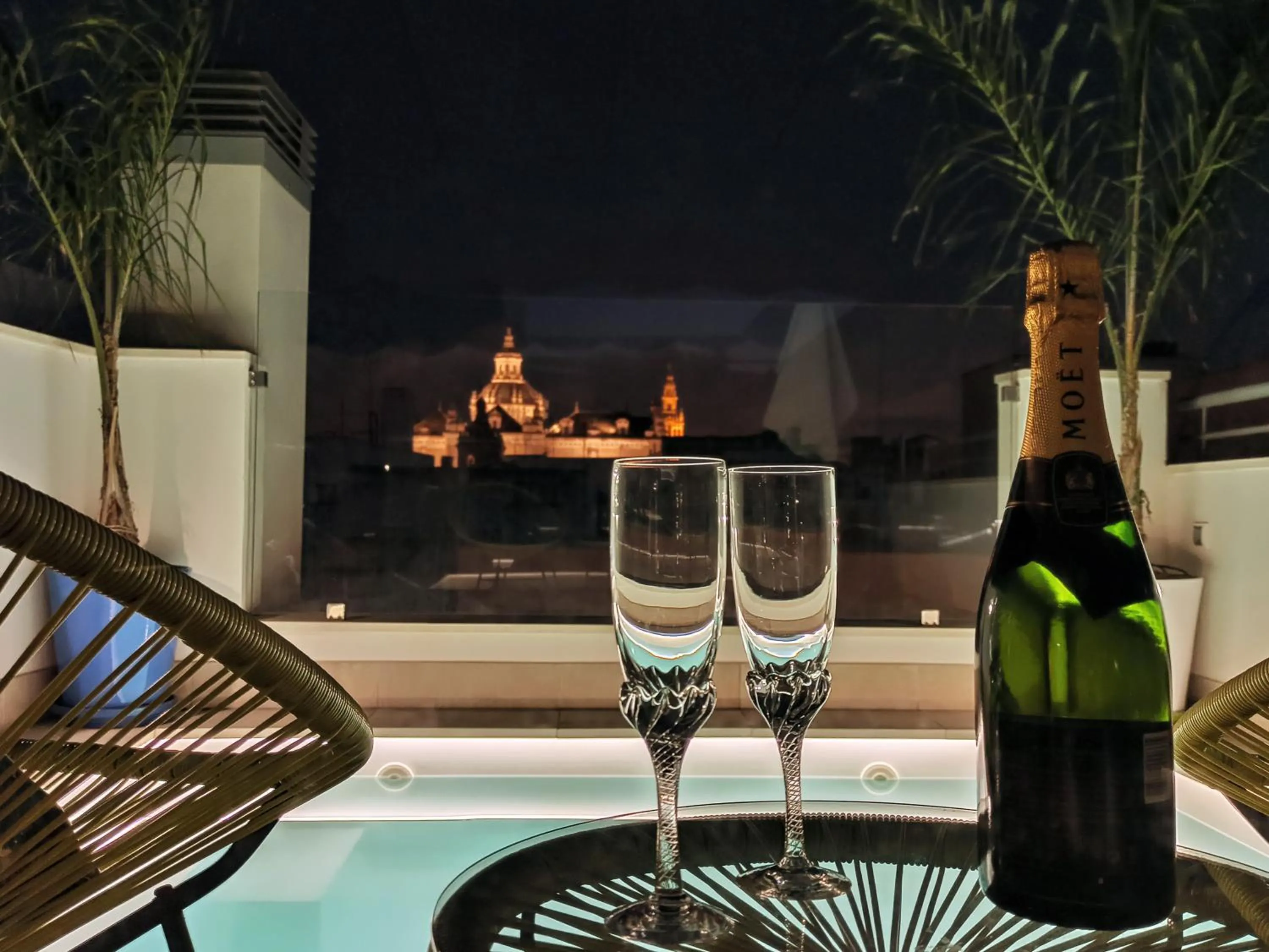 Luxury Penthouse with private pool Setas monument