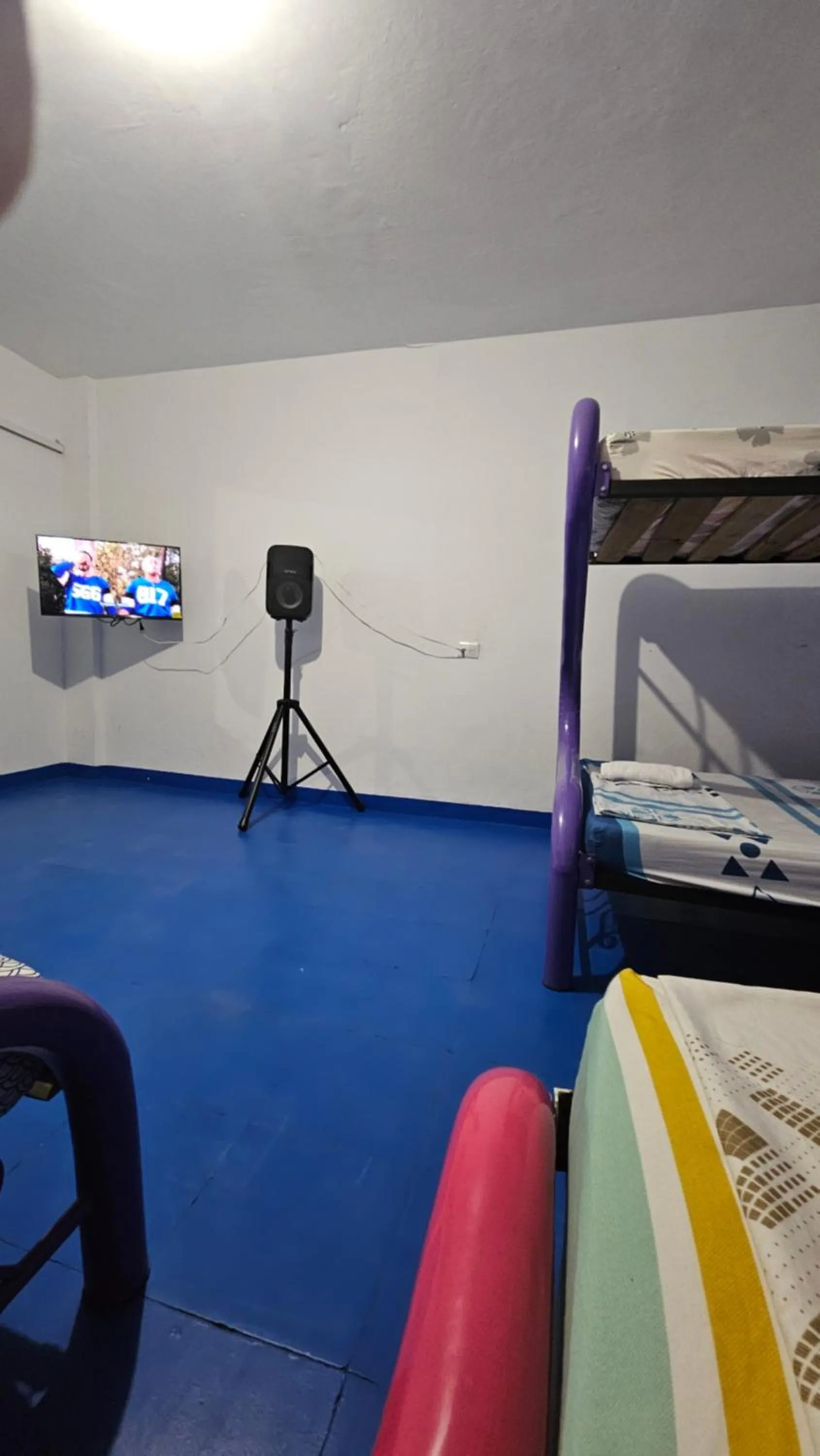 Communal lounge/ TV room, Bed in Mom's house Colombia