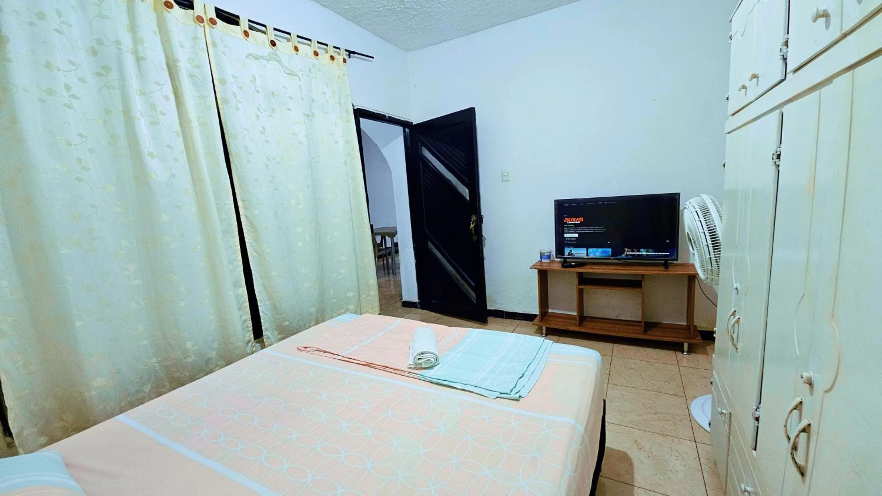 Communal lounge/ TV room, Bed in Mom's house Colombia