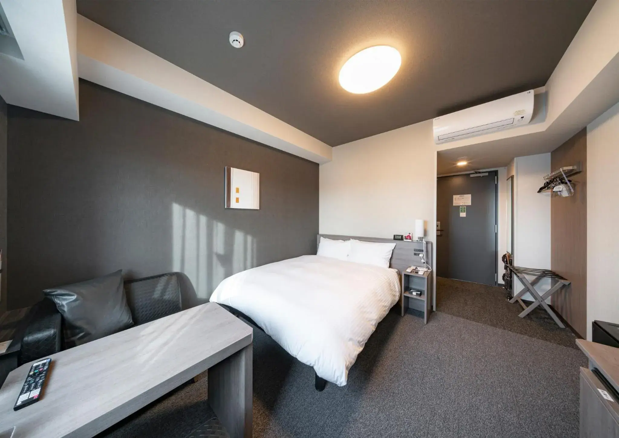 Standard Double Room with Small Double Bed - Smoking in Hotel Route Inn Osaka Izumifuchu Standard Double Room with Small Double Bed - Smoking in Hotel Route Inn Osaka Izumifuchu