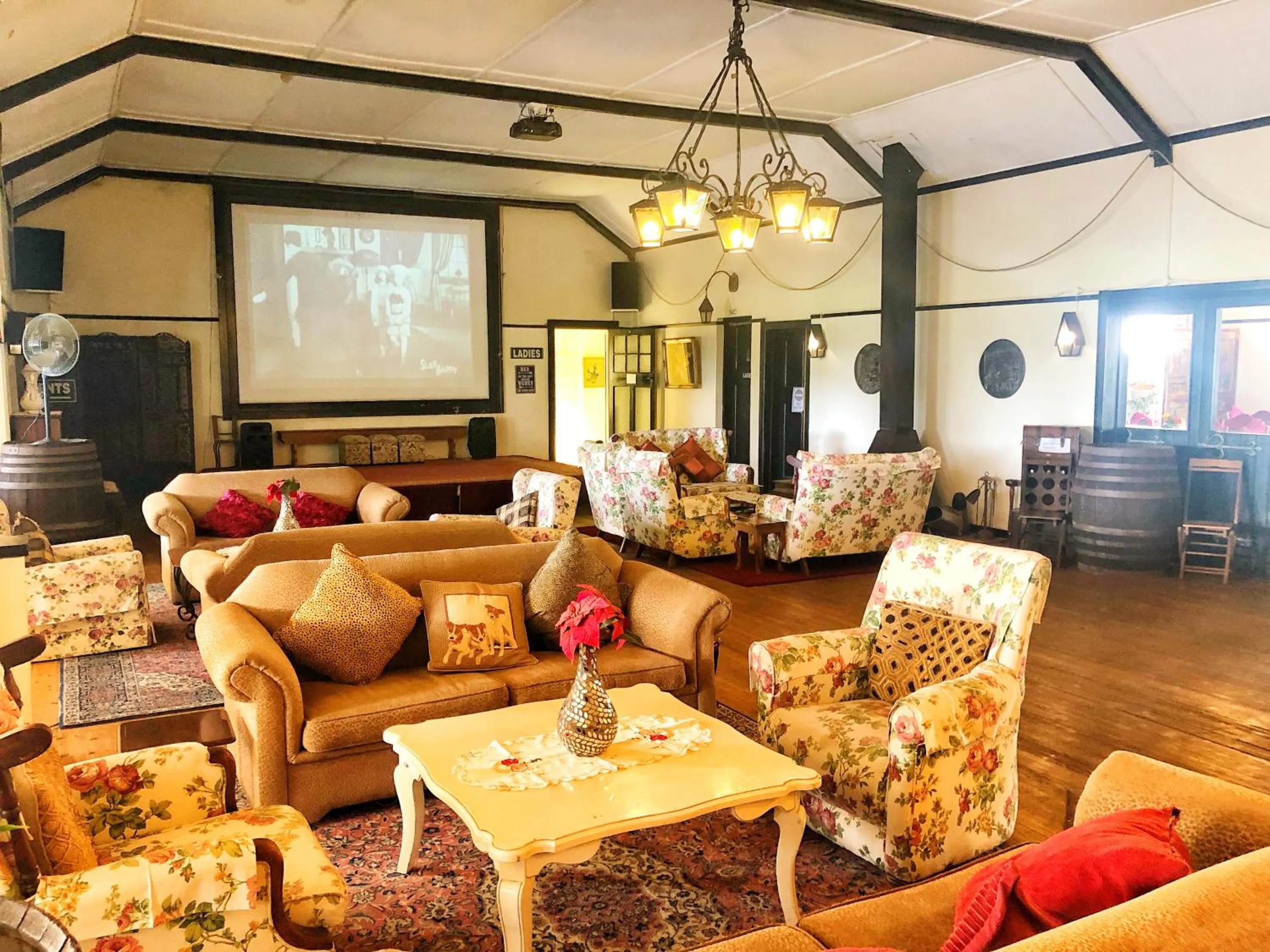 Living room in Green Lantern Inn