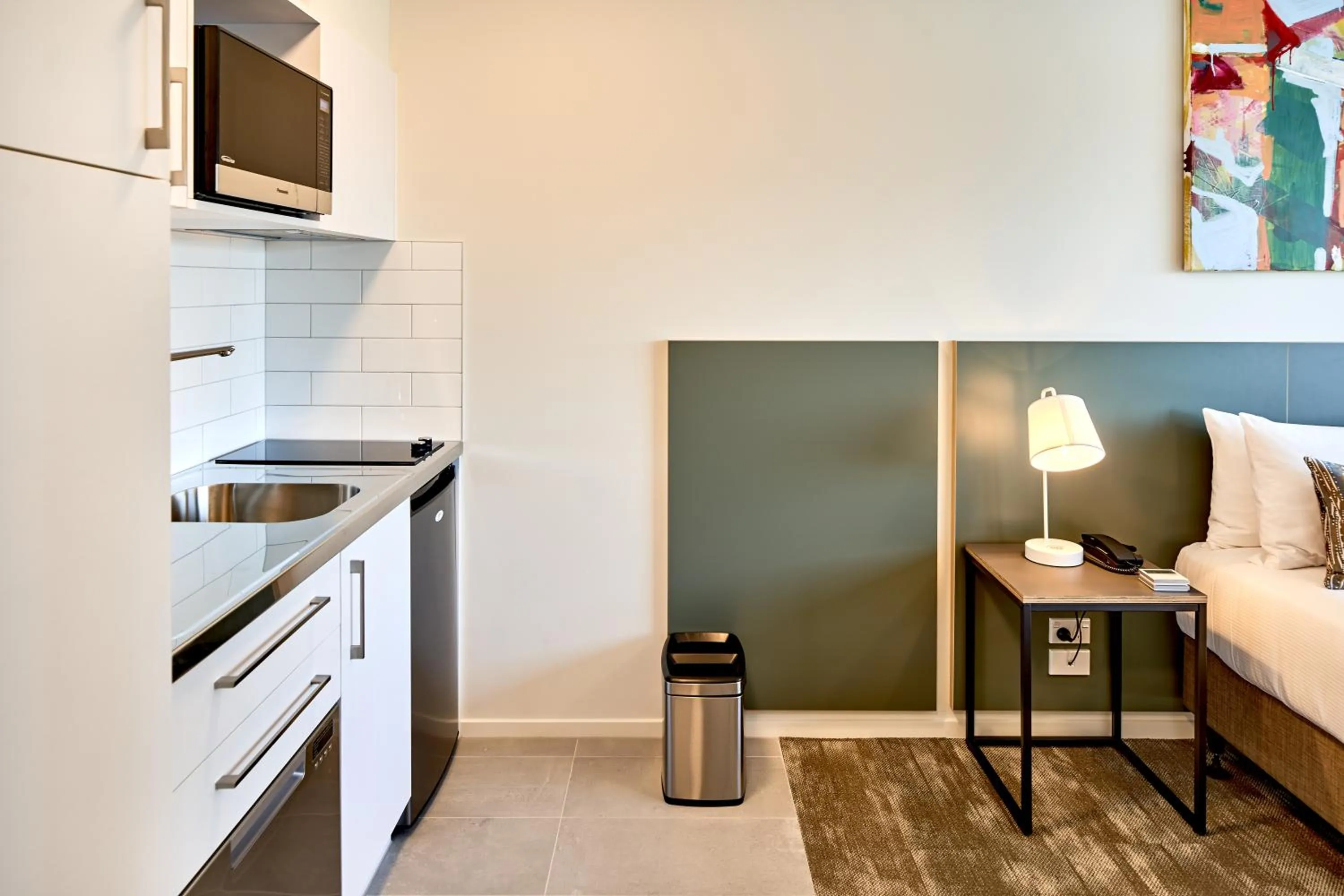 Kitchen or kitchenette, Bed in Sojourn Apartment Hotel - Ghuznee