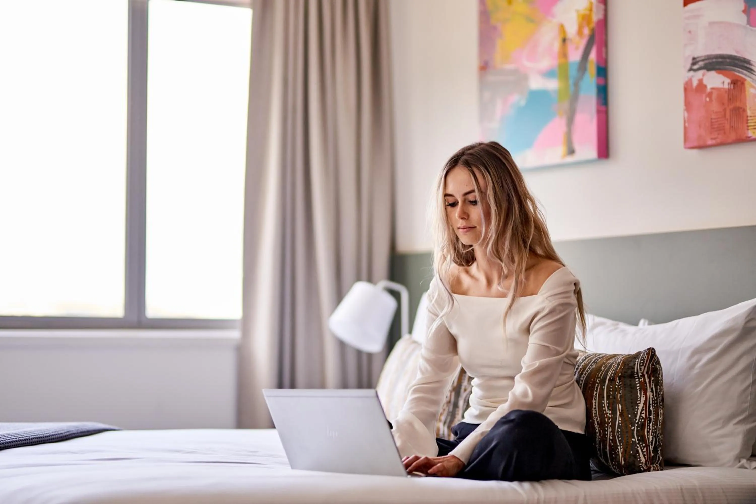 People, Bed in Sojourn Apartment Hotel - Ghuznee