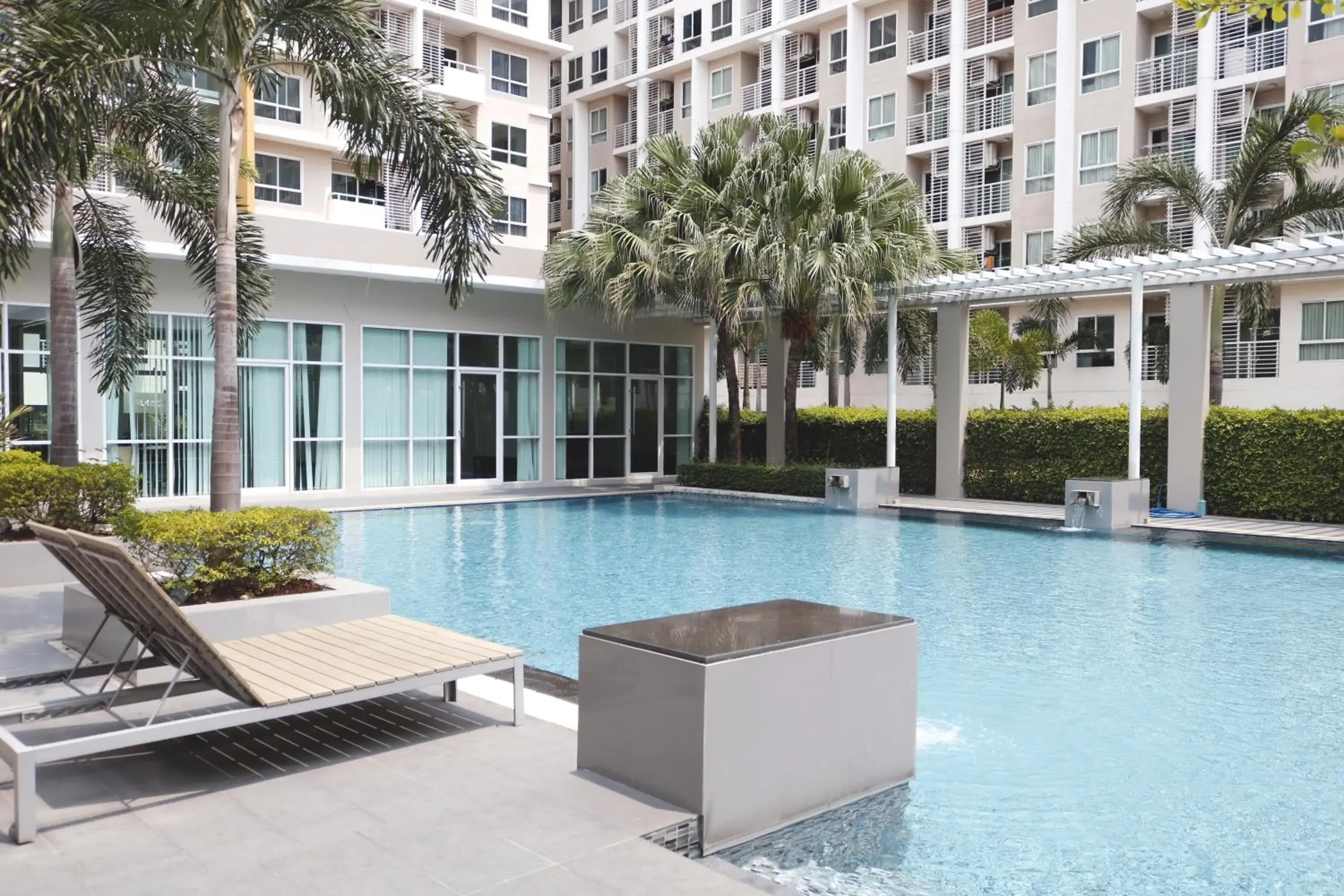 Swimming pool in Jpark Residences at Thammasat Rangsit Swimming pool in Jpark Residences at Thammasat Rangsit