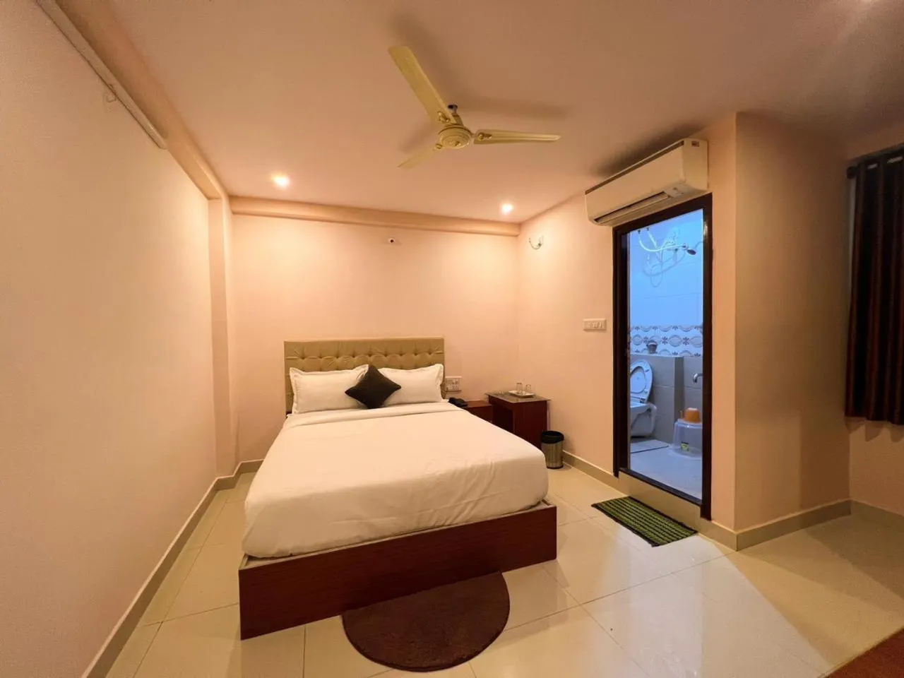 Bed in Hotel InTourist by Agira Hotel