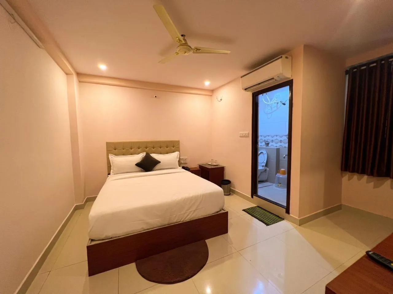 Bed in Hotel InTourist by Agira Hotel