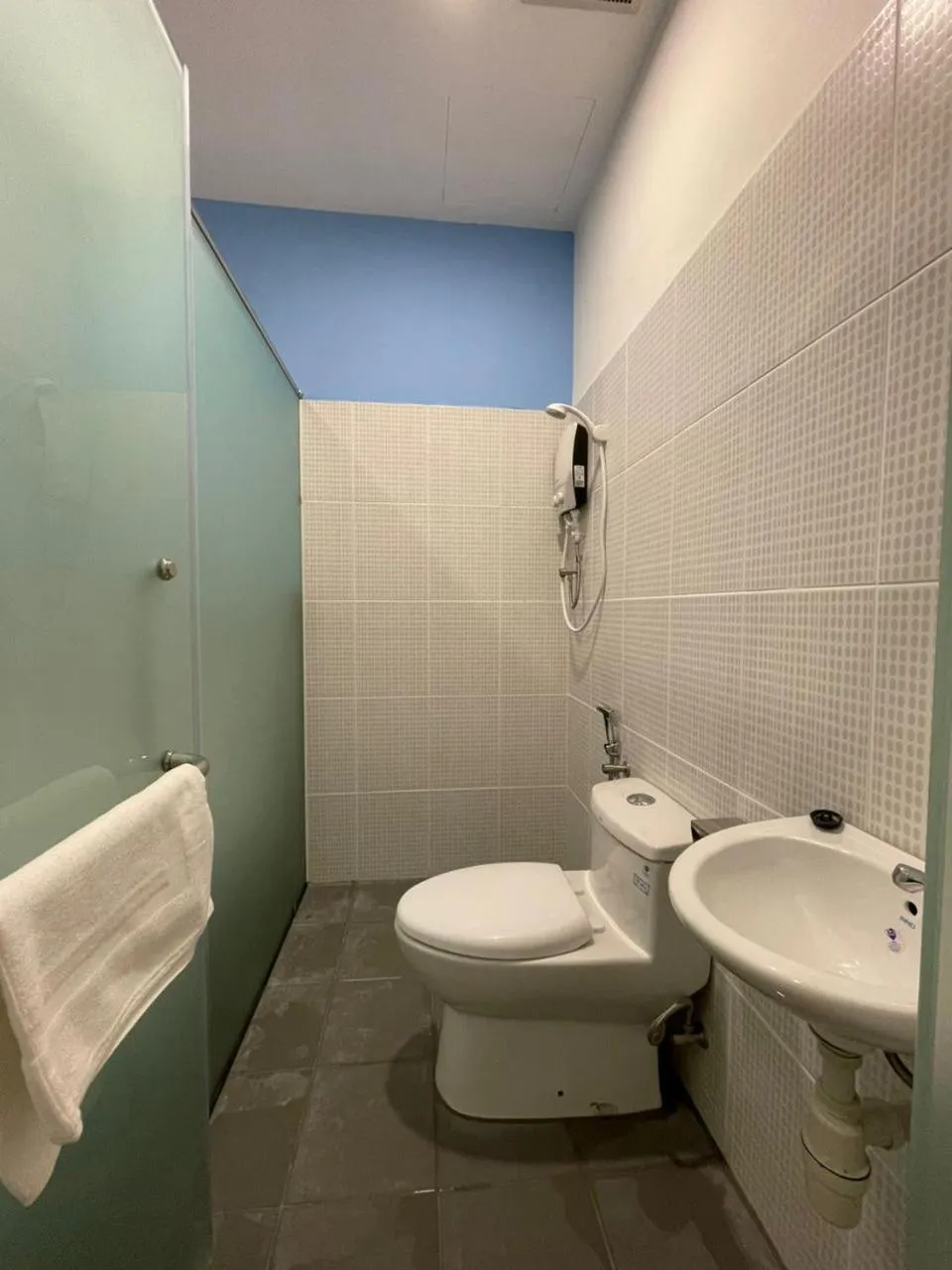 Toilet in BENUTTEN 99 HOTEL