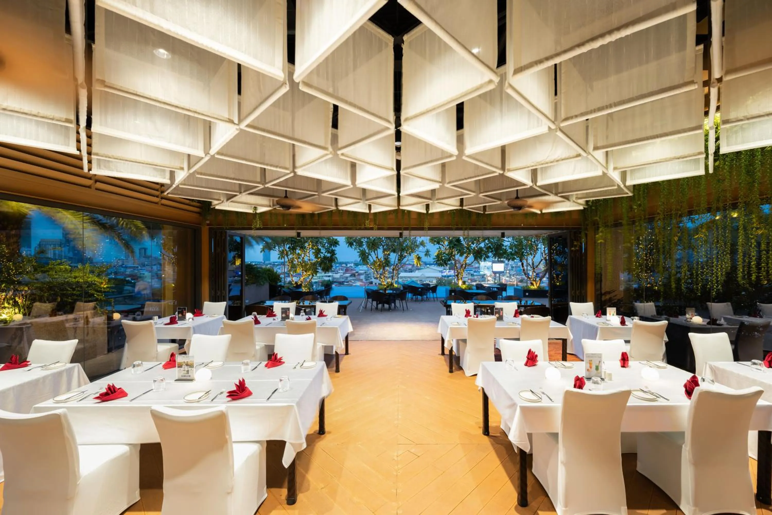 Restaurant/places to eat in SUN & MOON, Riverside Hotel