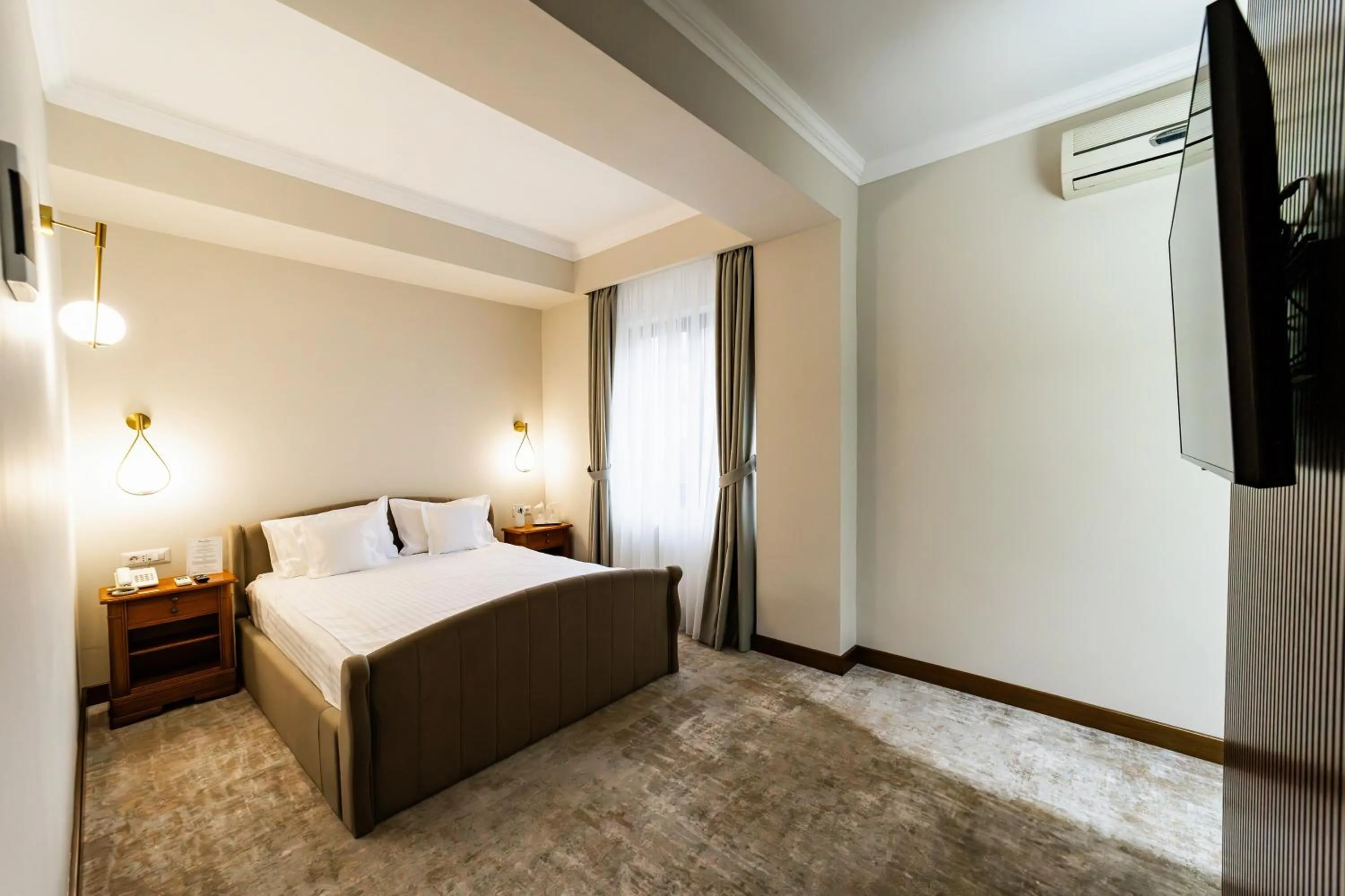 Large Double Room in Hotel AmaDeus