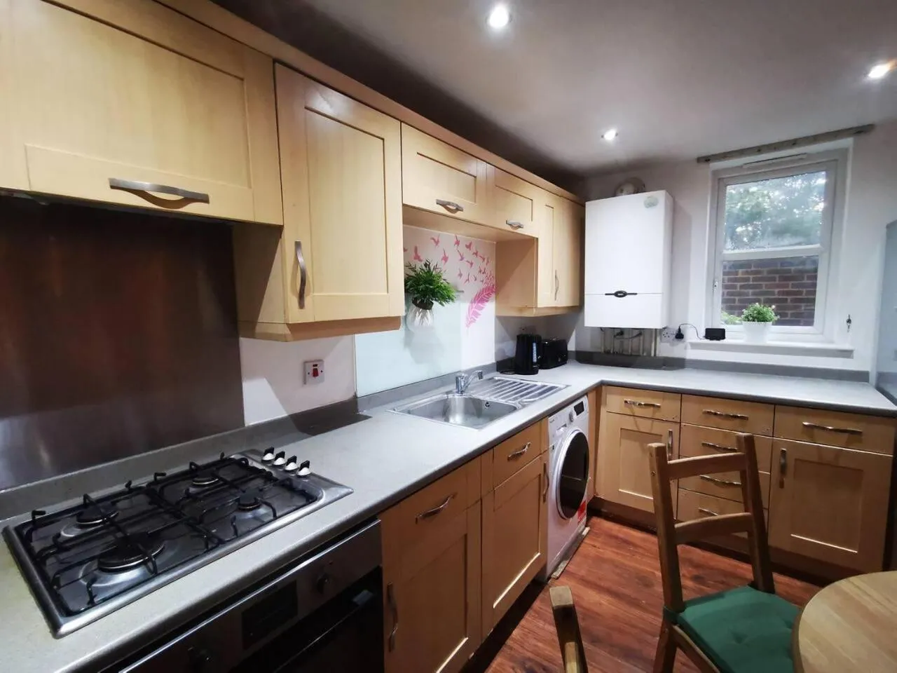 London - 2 Bed Flat - Sleeps 4 - Parking - Wifi