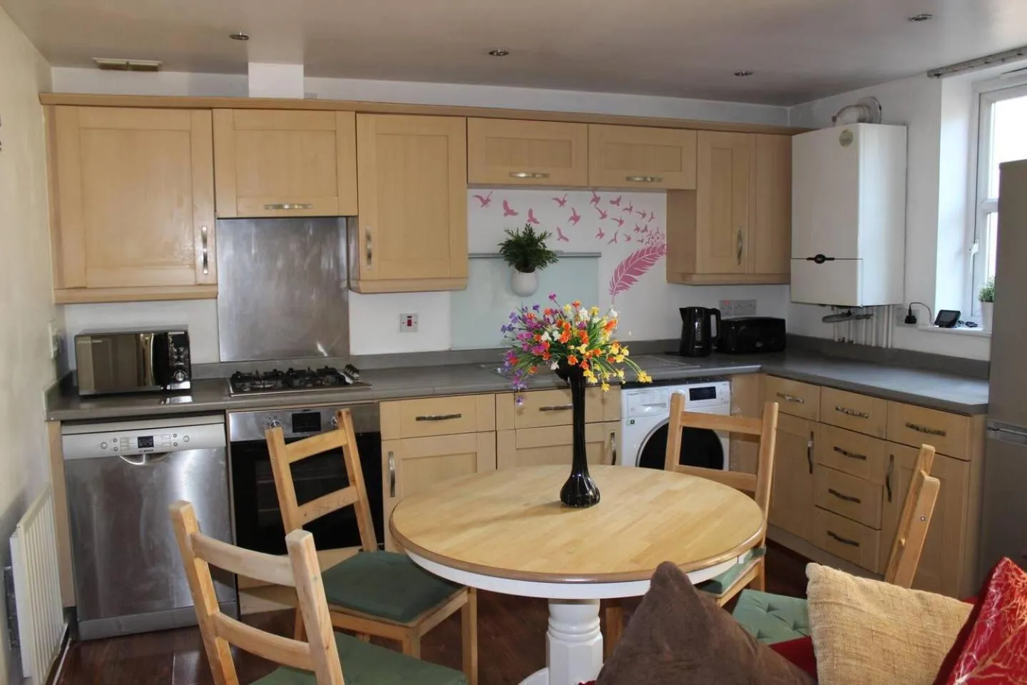 London - 2 Bed Flat - Sleeps 4 - Parking - Wifi