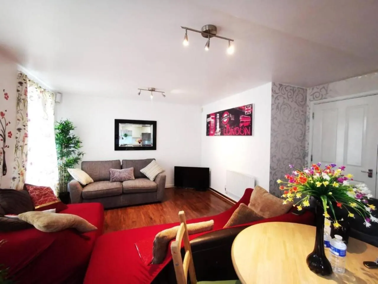 London - 2 Bed Flat - Sleeps 4 - Parking - Wifi