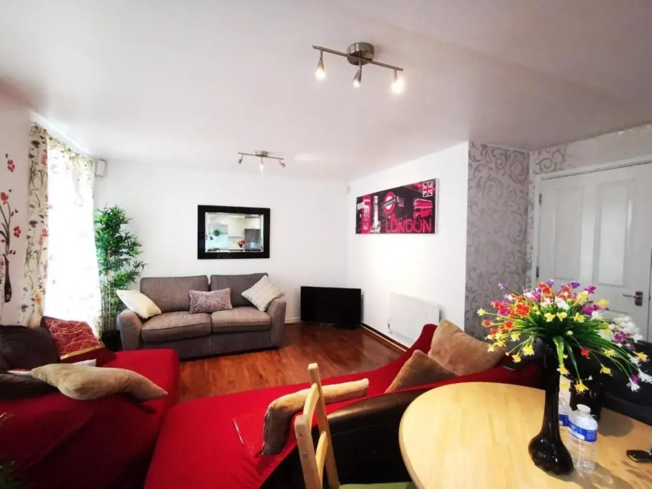 London - 2 Bed Flat - Sleeps 4 - Parking - Wifi London - 2 Bed Flat - Sleeps 4 - Parking - Wifi