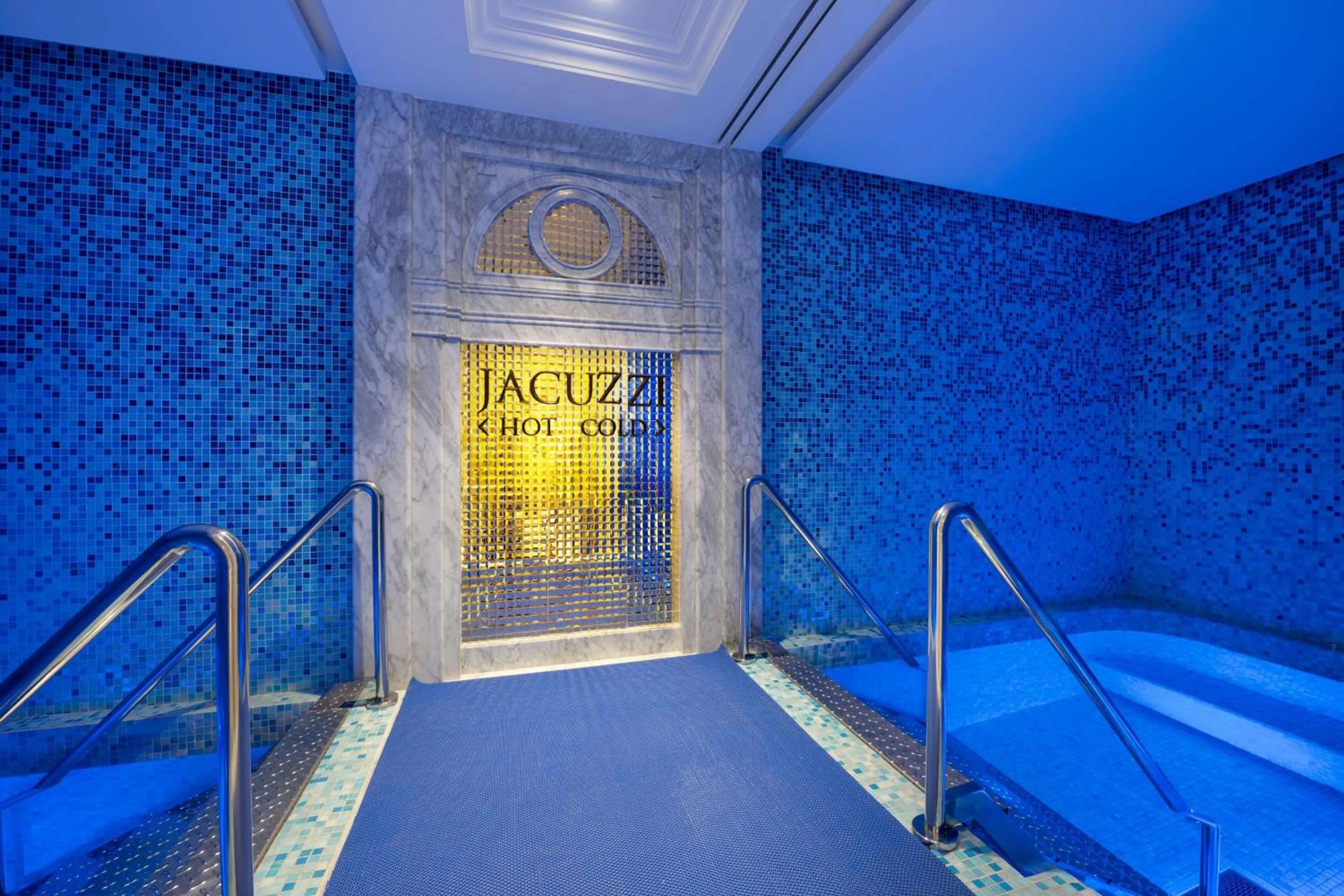 Hot Tub in The Plaza Doha, LXR Hotels & Resorts