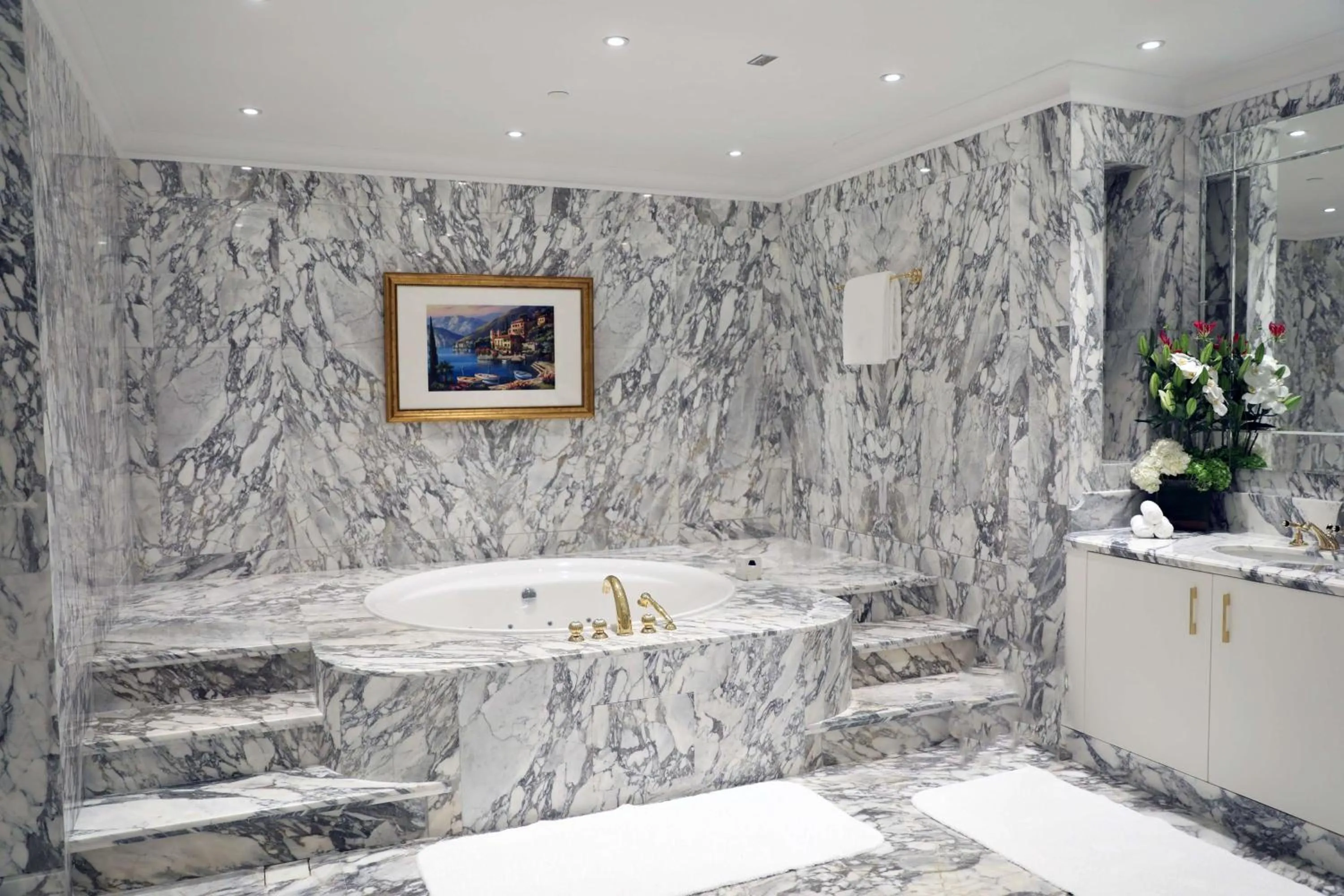 Bathroom in The Plaza Doha, LXR Hotels & Resorts