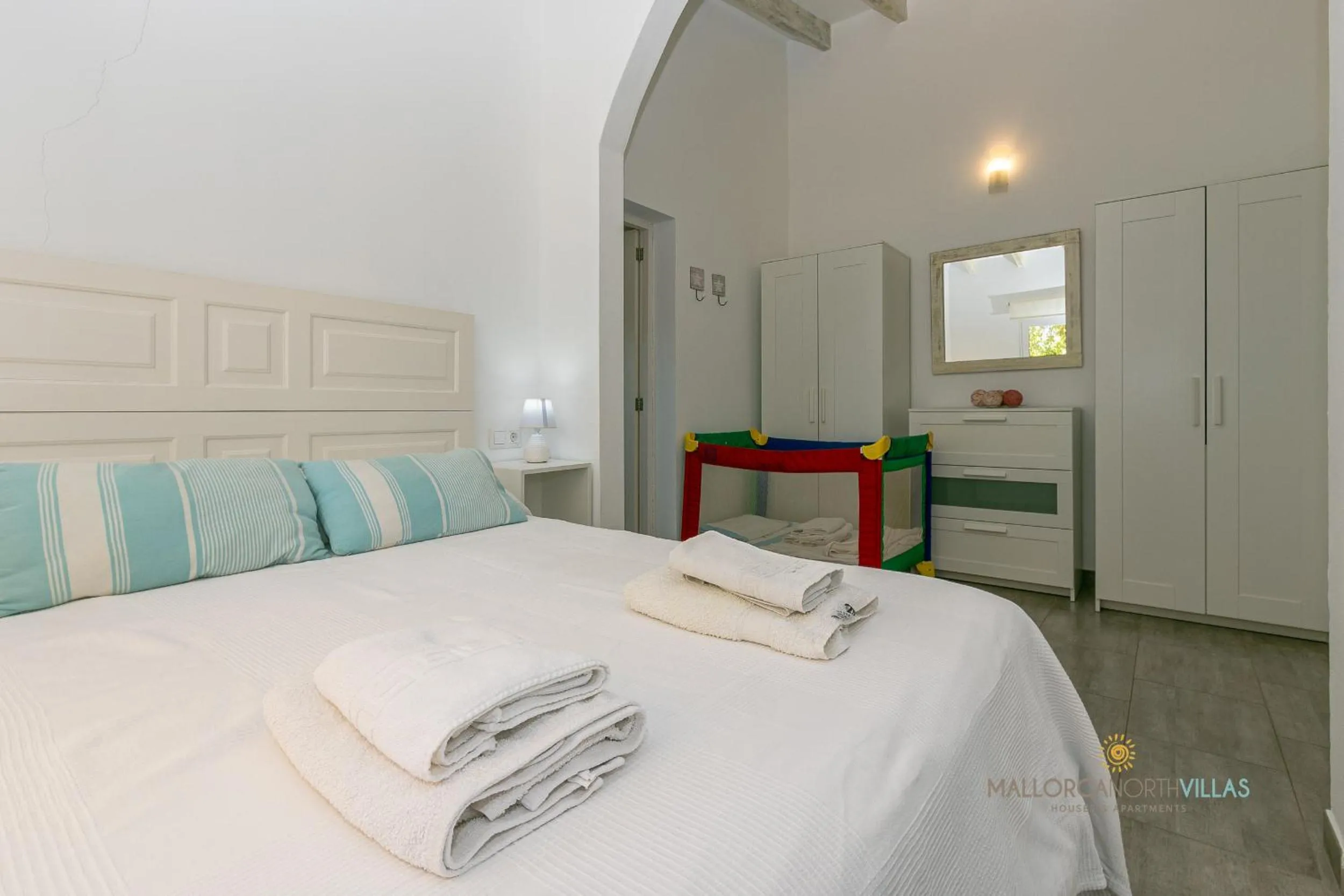 Bed in Villa Les Oliveres Petites de un dormitorio
