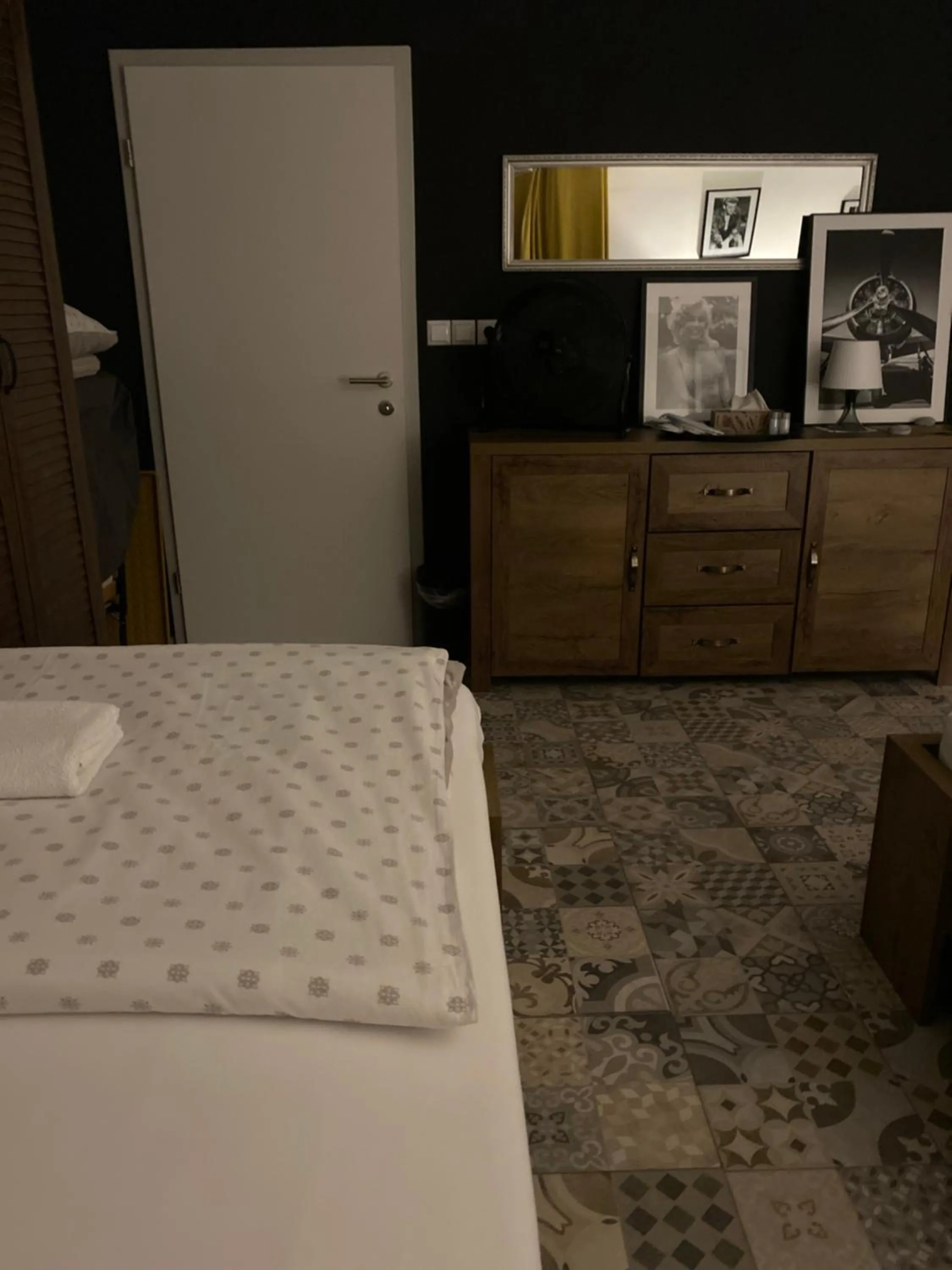 Bed in Rooms & Apartment ZALA Near Airport