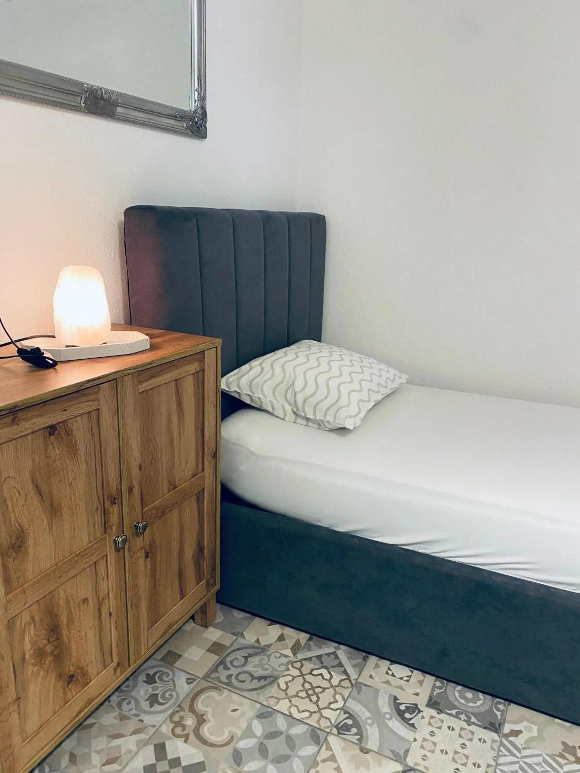 Bed in Rooms & Apartment ZALA Near Airport