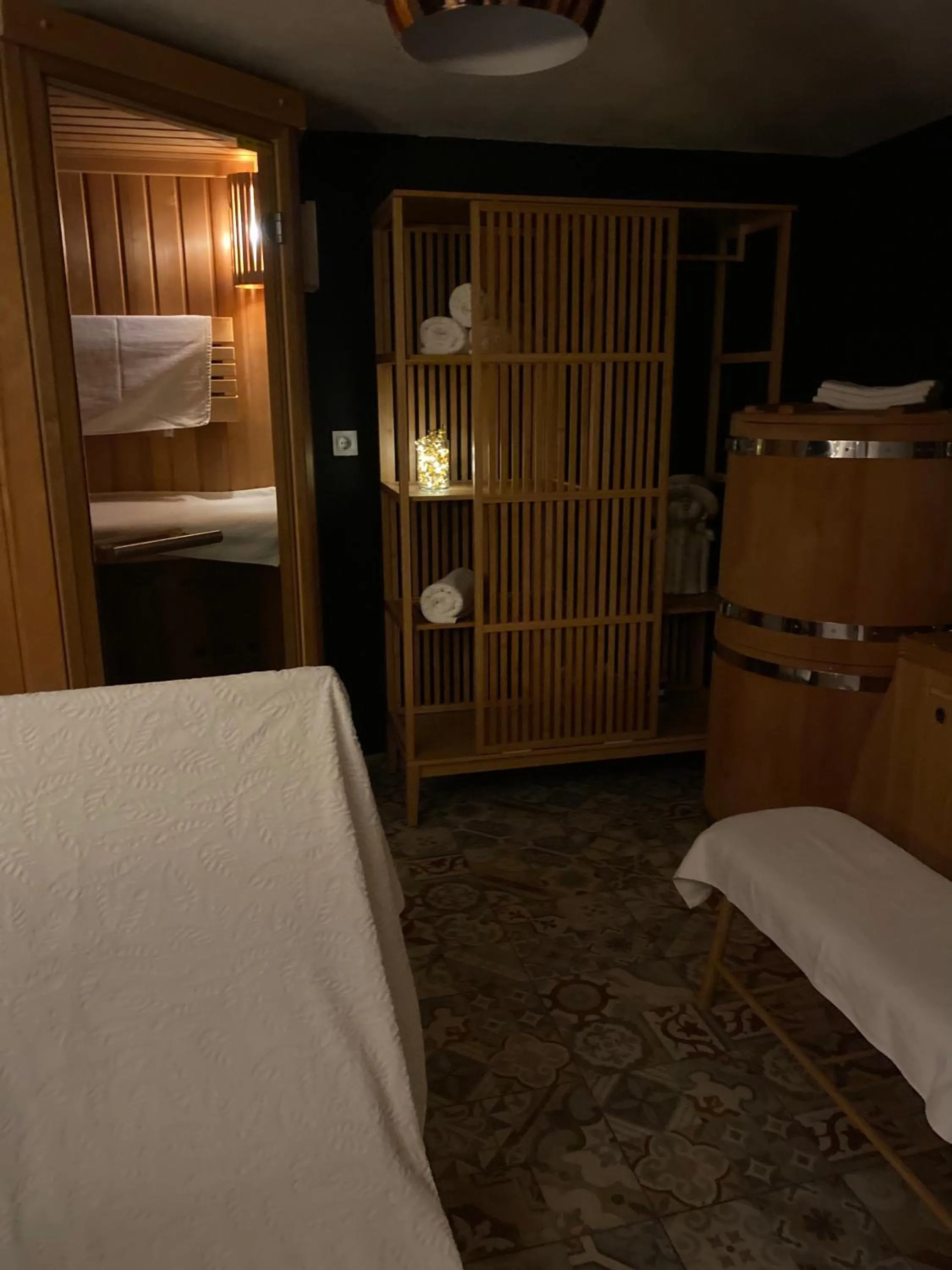 Bed in Rooms & Apartment ZALA Near Airport