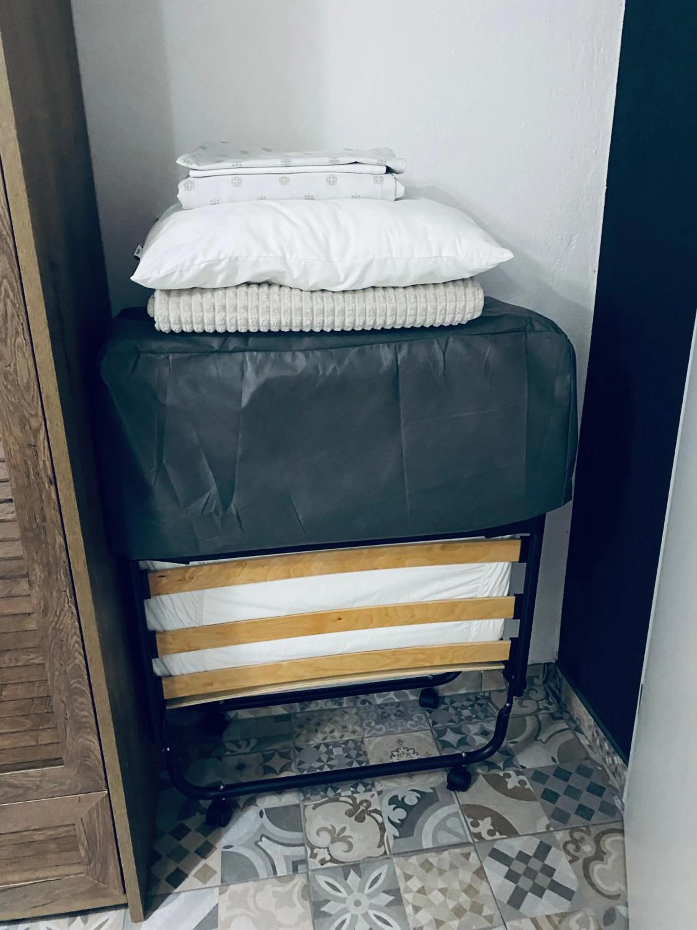 Bed in Rooms & Apartment ZALA Near Airport