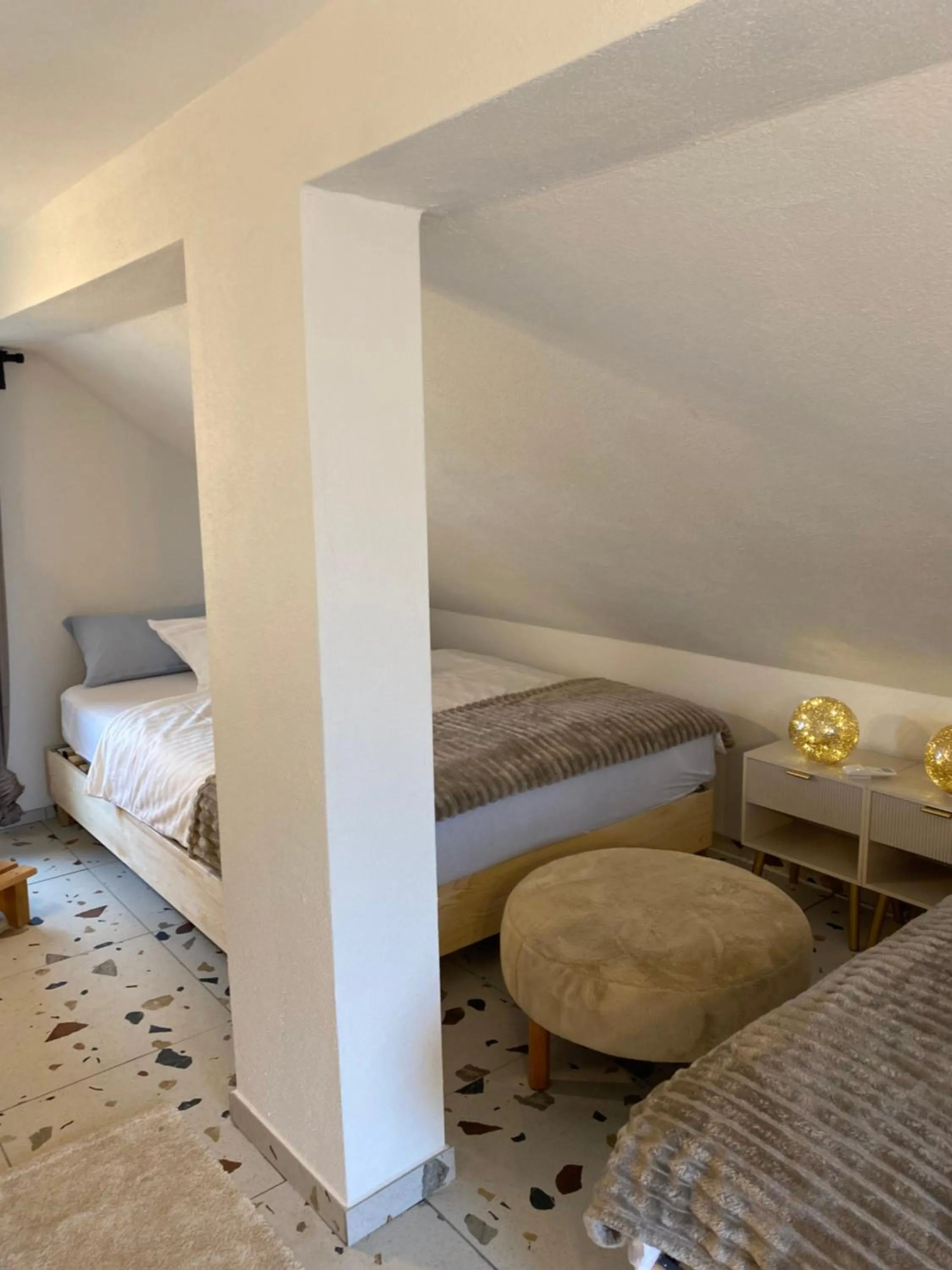 Bed in Rooms & Apartment ZALA Near Airport