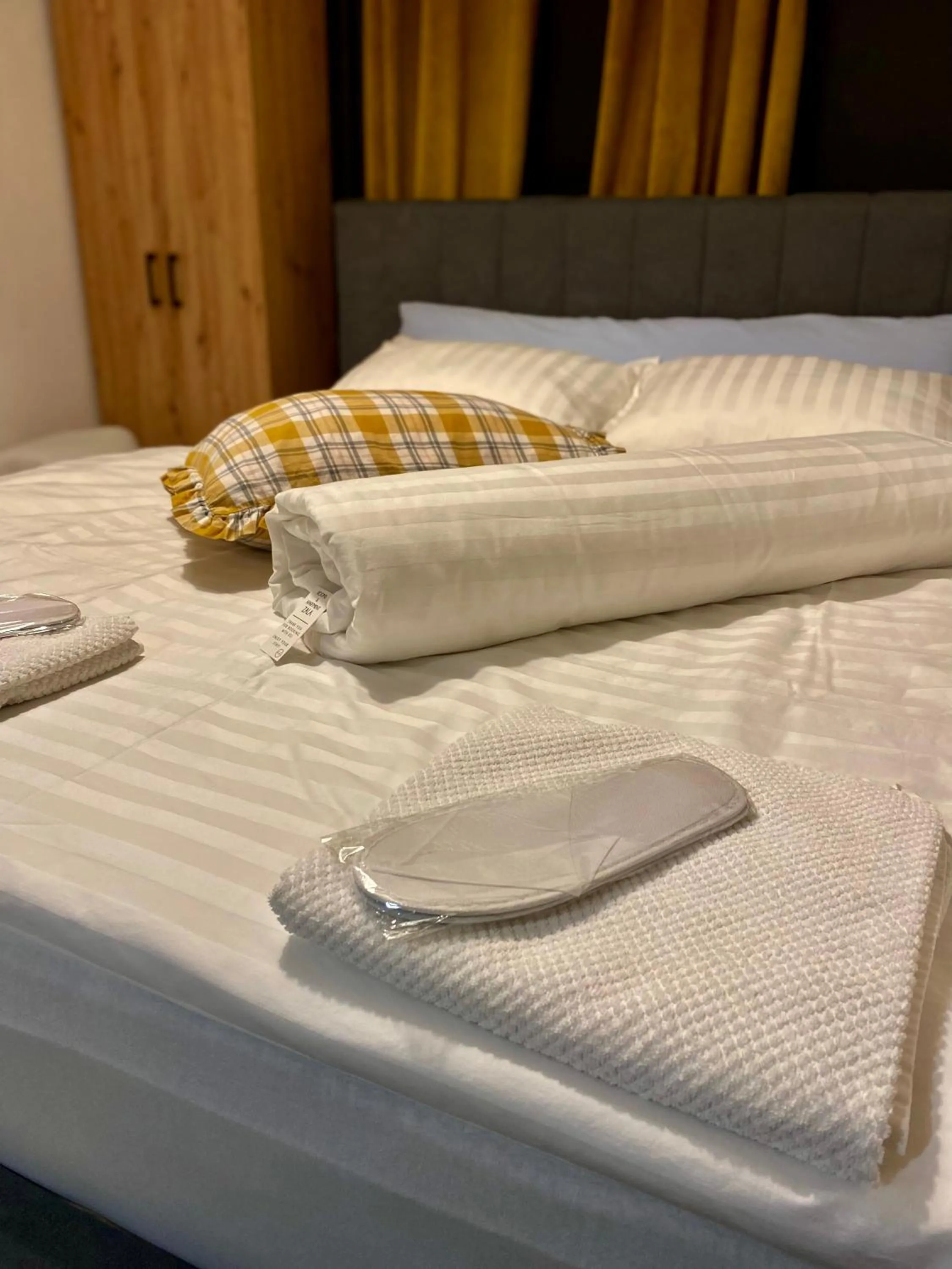 Bed in Rooms & Apartment ZALA Near Airport
