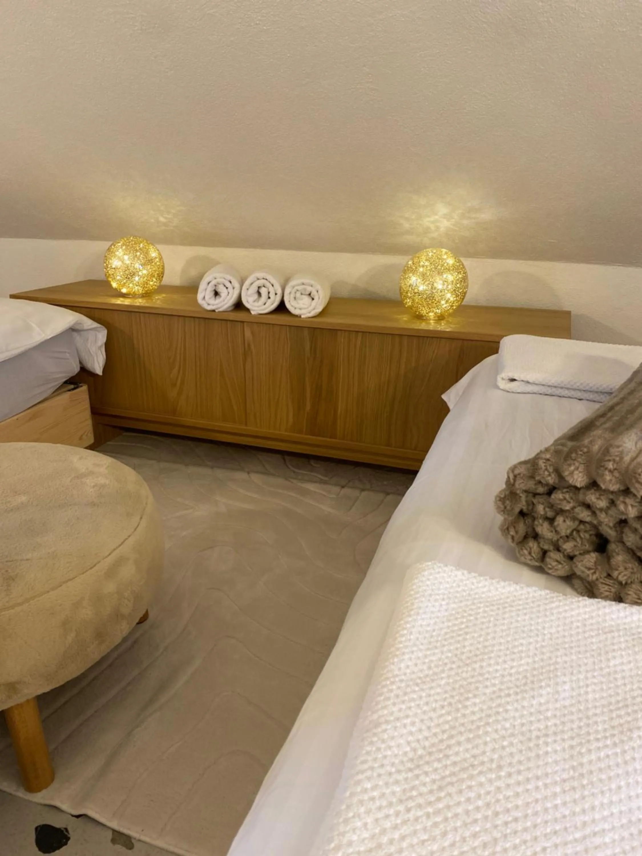 Bed in Rooms & Apartment ZALA Near Airport