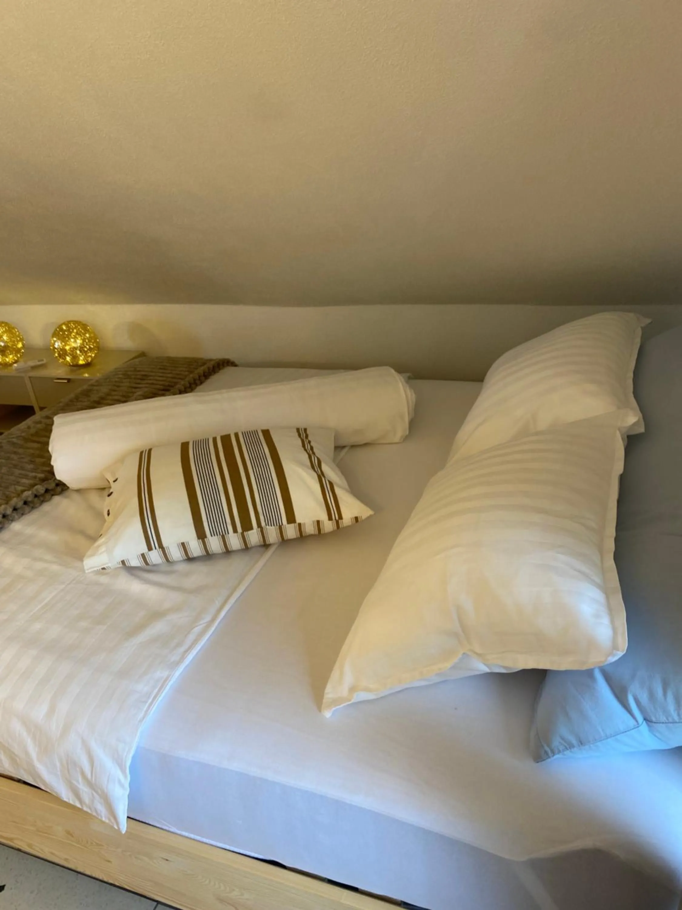 Bed in Rooms & Apartment ZALA Near Airport