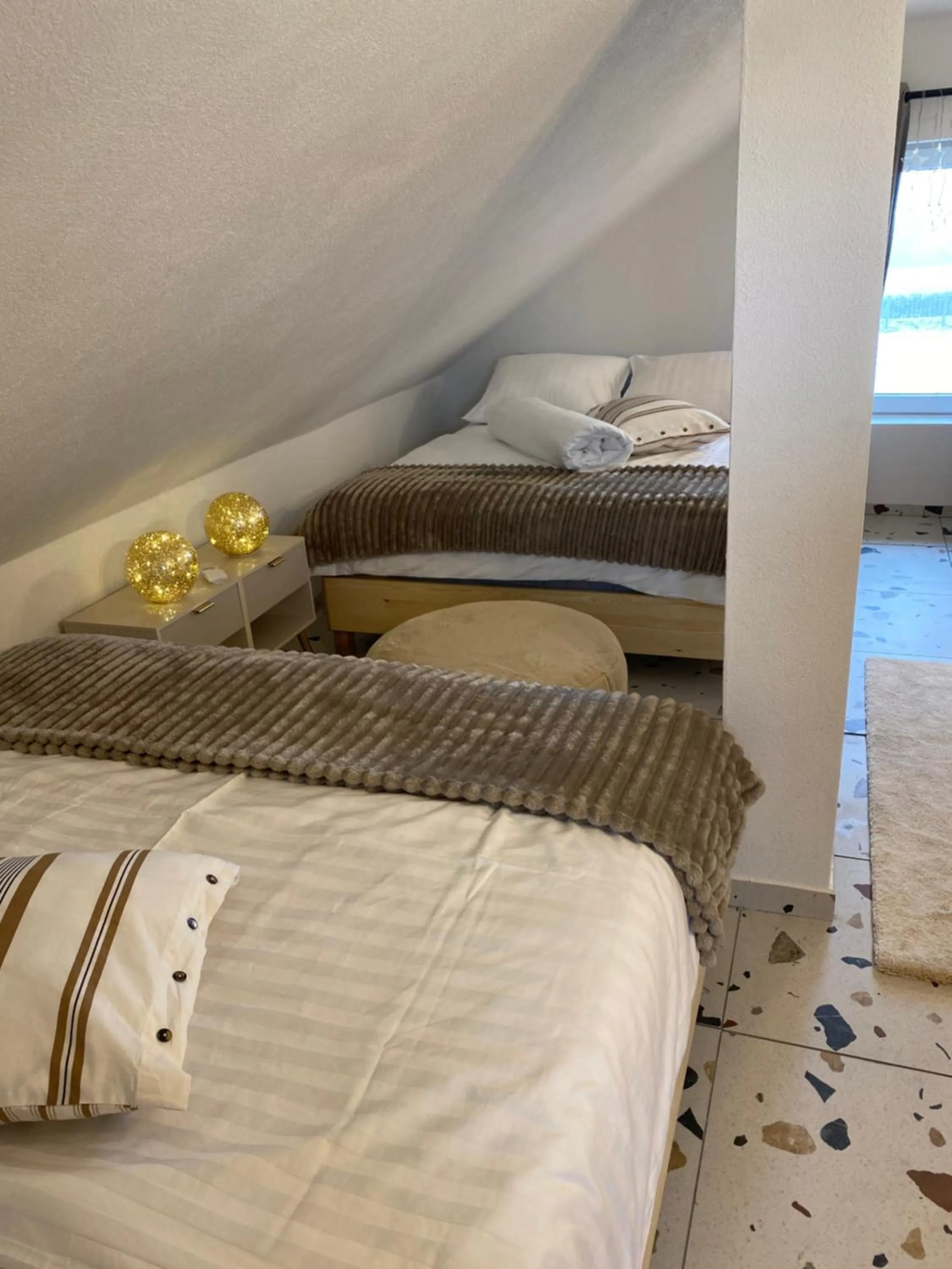 Bed in Rooms & Apartment ZALA Near Airport