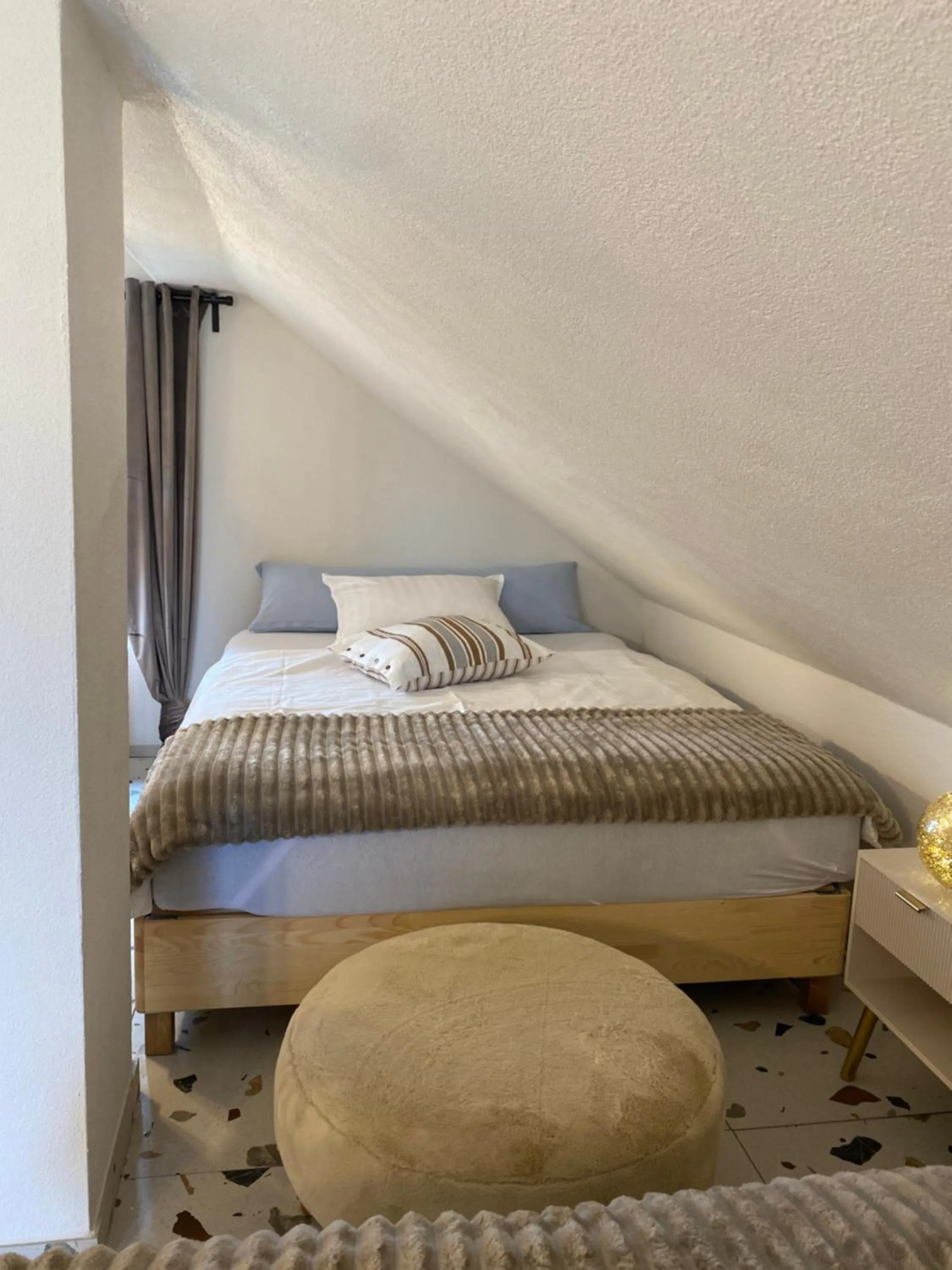 Bed in Rooms & Apartment ZALA Near Airport